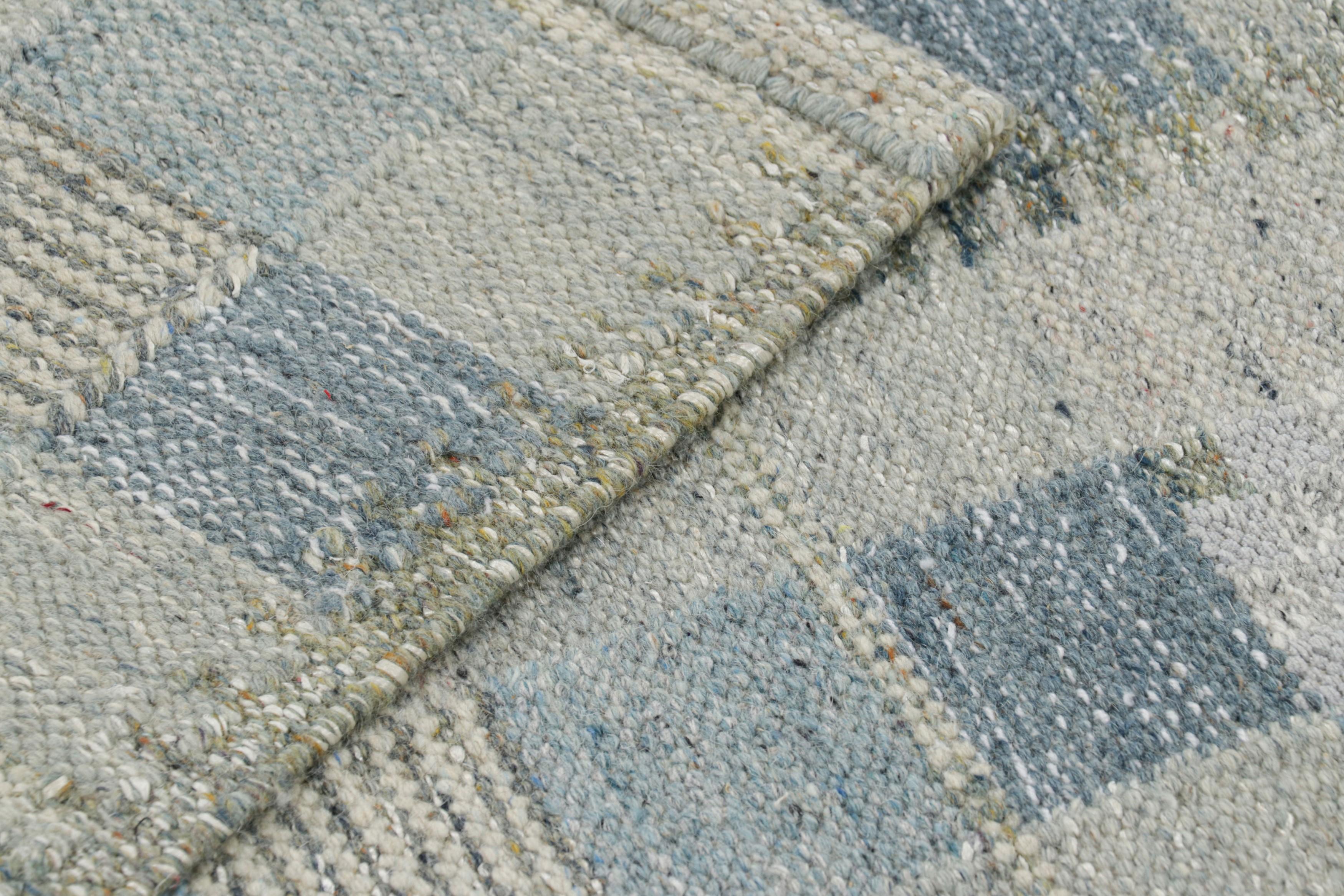 XXI secolo e contemporaneo Tappeto Runner in stile scandinavo con motivi geometrici blu chiaro di Rug & Kilim in vendita