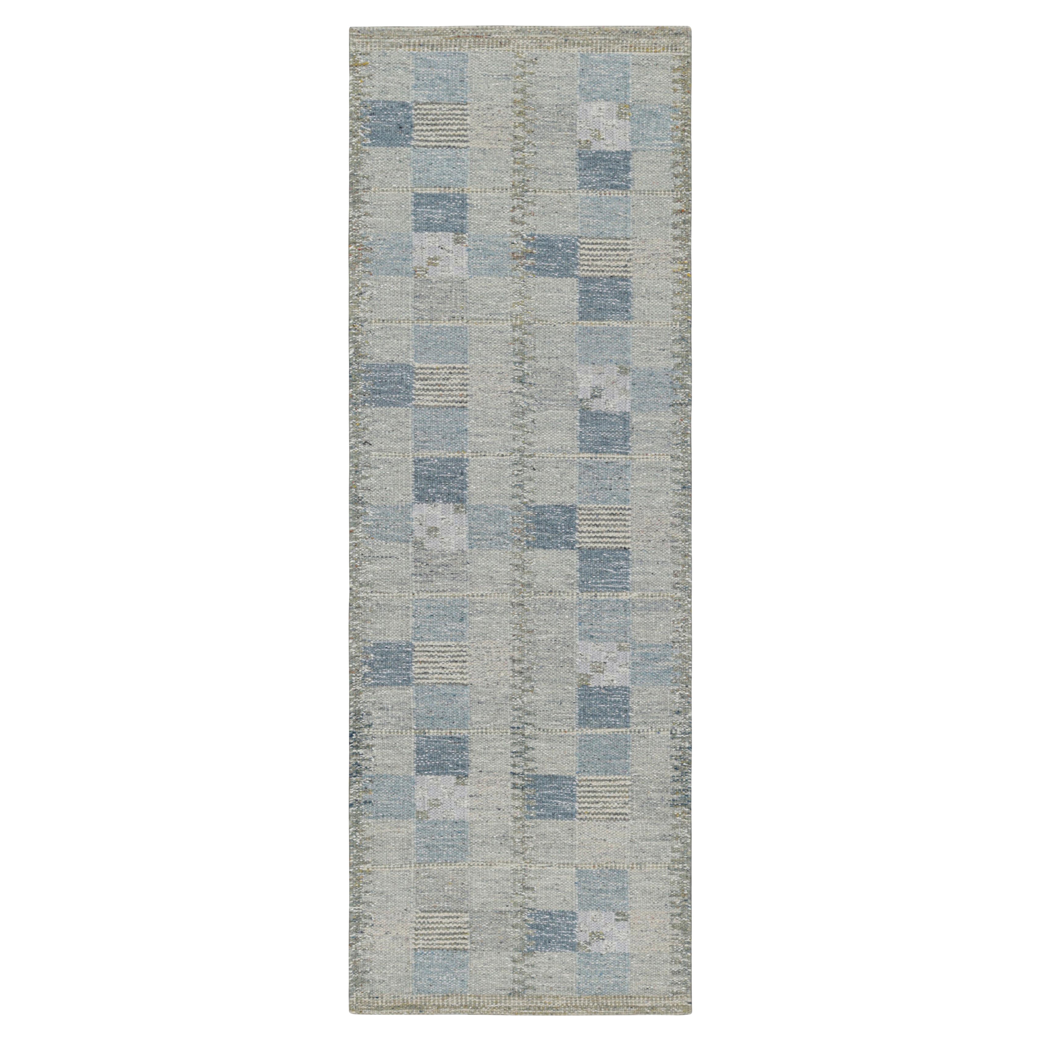 Tappeto Runner in stile scandinavo con motivi geometrici blu chiaro di Rug & Kilim
