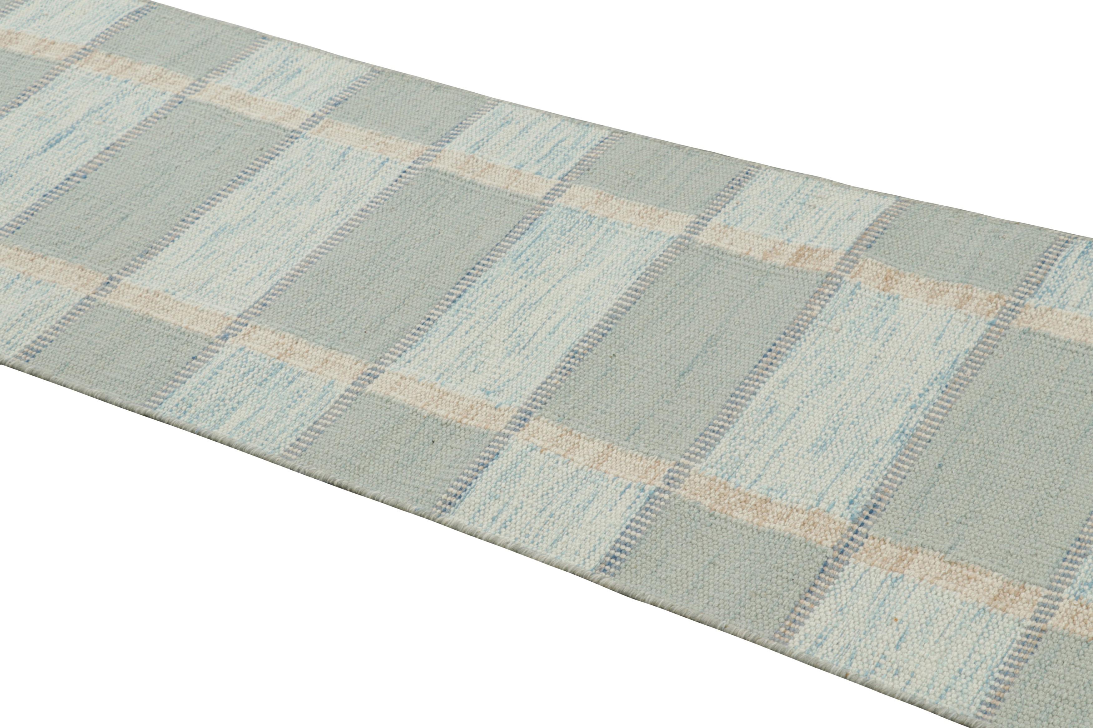 Realizzato in lana intrecciata a mano, questo tappeto runner 2x8 è un'entusiasmante novità della collezione di tappeti scandinavi di Rug & Kilim: una rivisitazione contemporanea del minimalismo svedese e dei tappeti e tessuti vintage delle