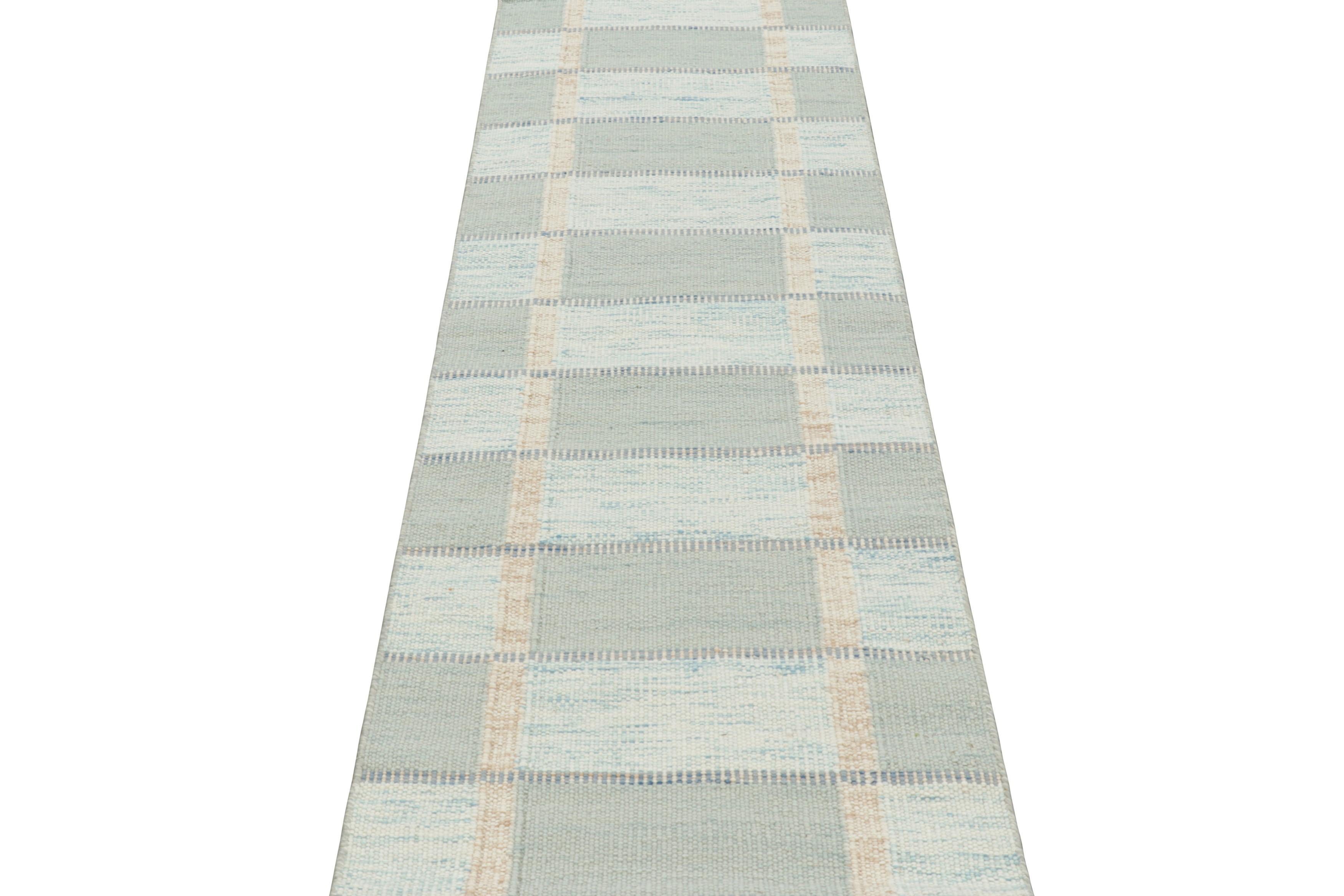 Indiano Tappeto Runner in stile scandinavo con motivi geometrici blu mare di Rug & Kilim in vendita