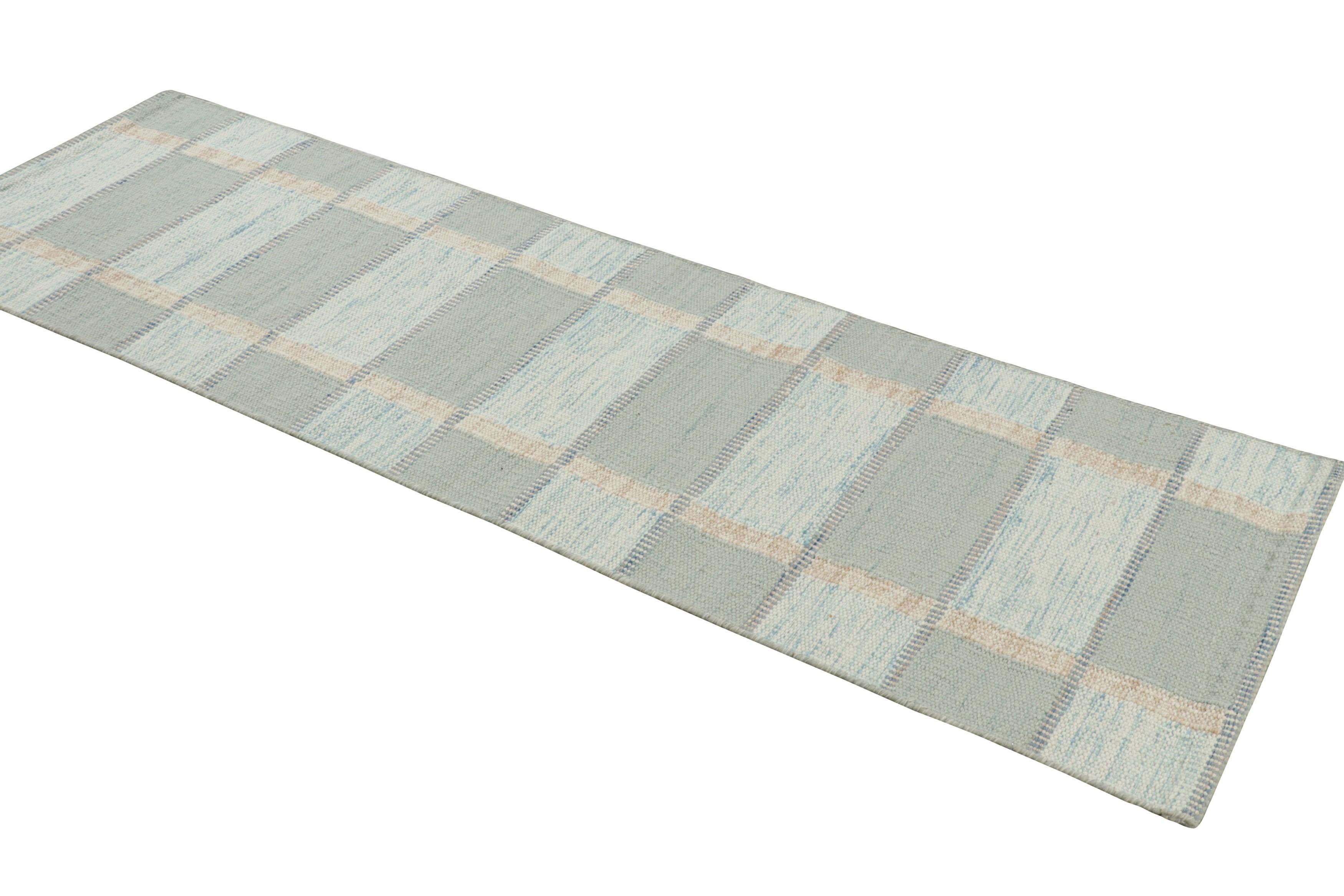 Tessuto a mano Tappeto Runner in stile scandinavo con motivi geometrici blu mare di Rug & Kilim in vendita