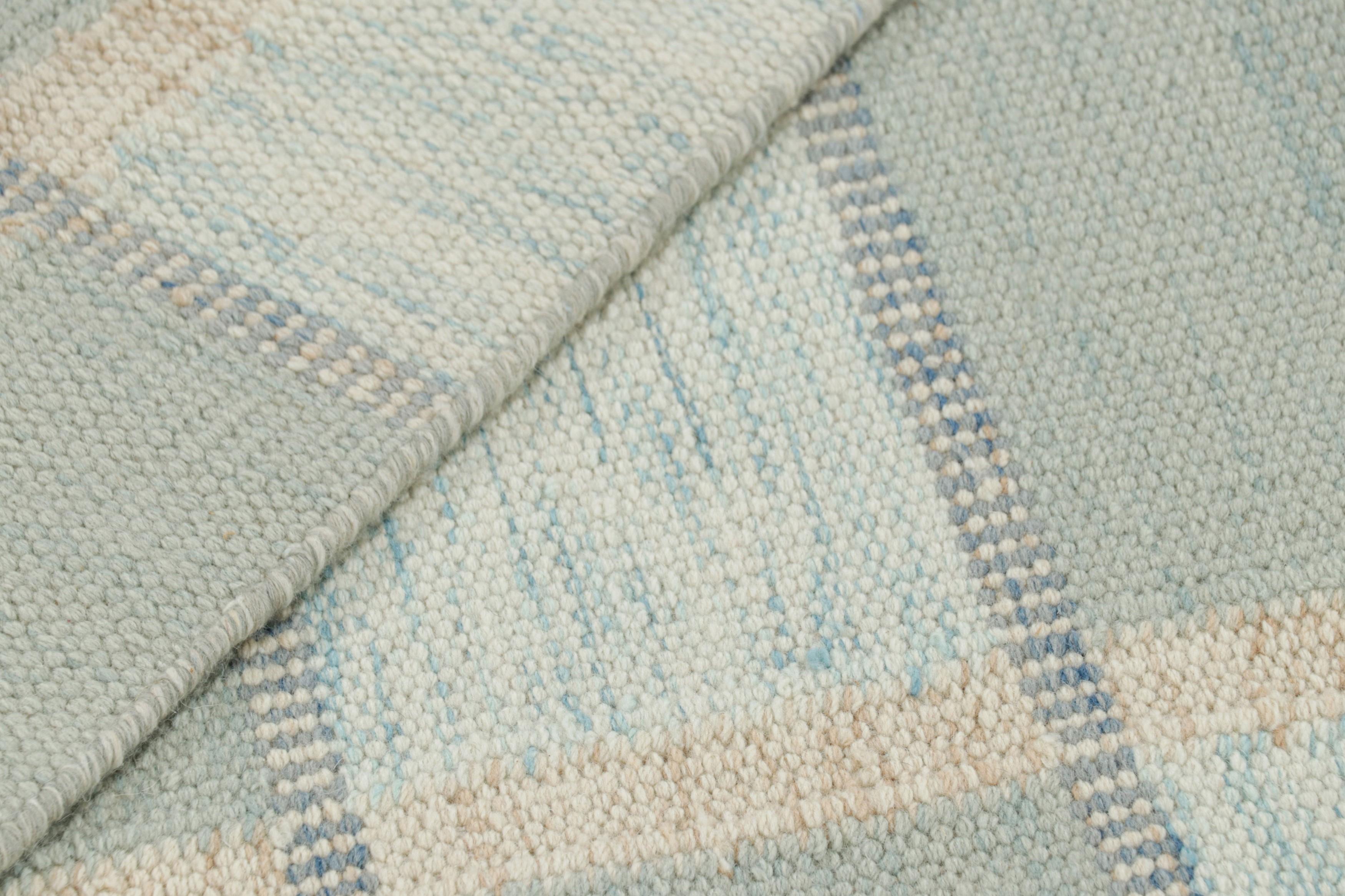 XXI secolo e contemporaneo Tappeto Runner in stile scandinavo con motivi geometrici blu mare di Rug & Kilim in vendita