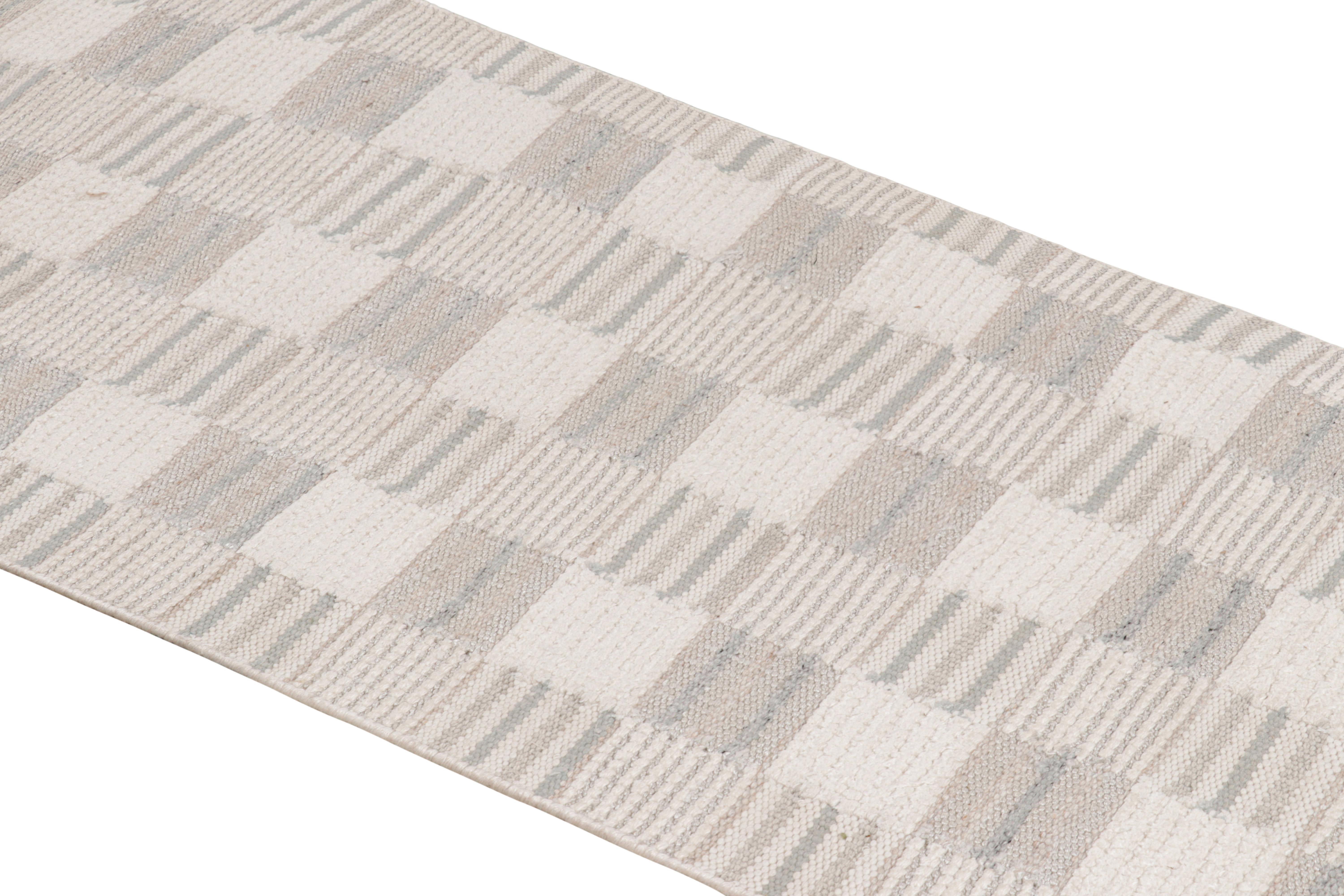 Der aus Wolle handgewebte skandinavische Flachgewebe-Läufer 3x21 von Rug & Kilim zeichnet sich durch geometrische Muster und Hoch-Tief-Flor-Akzente aus, die mit seiner Geometrie verbunden sind und Textur und Farbe auf moderne Weise zusammenspielen.
