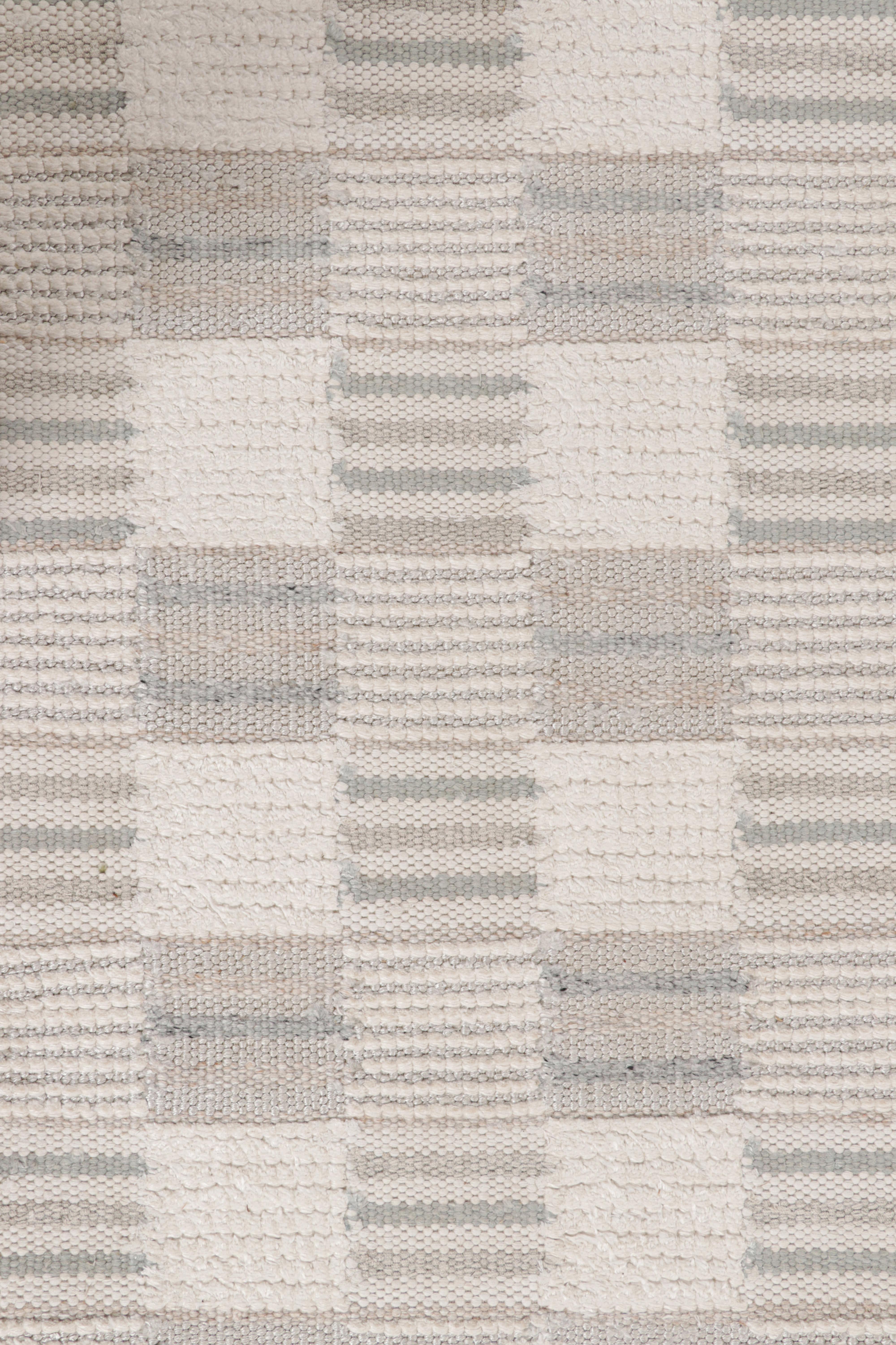 Rug & Kilim's Läufer im skandinavischen Stil mit grauen und cremefarbenen geometrischen Mustern (Moderne) im Angebot