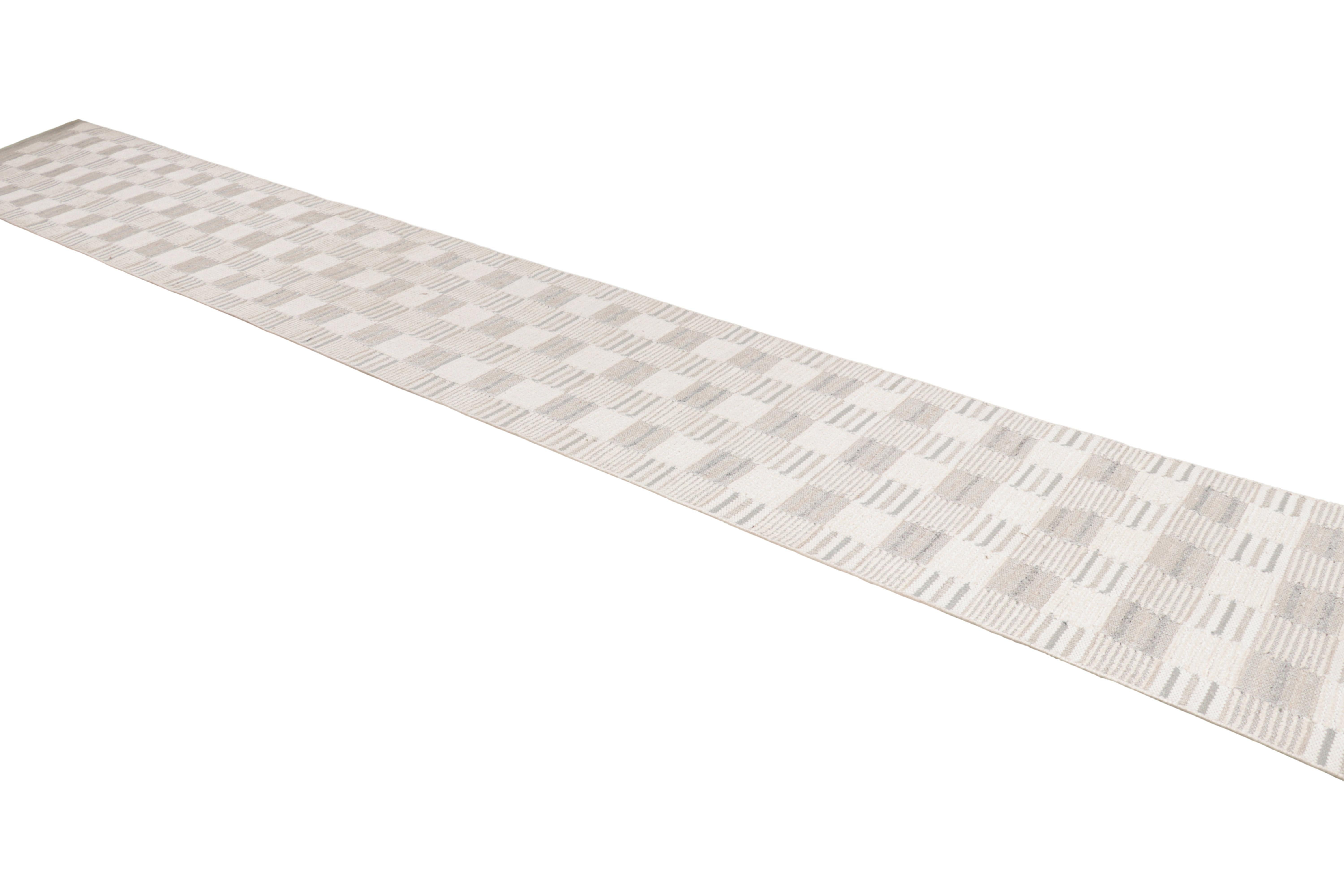 Rug & Kilim's Läufer im skandinavischen Stil mit grauen und cremefarbenen geometrischen Mustern (Indisch) im Angebot