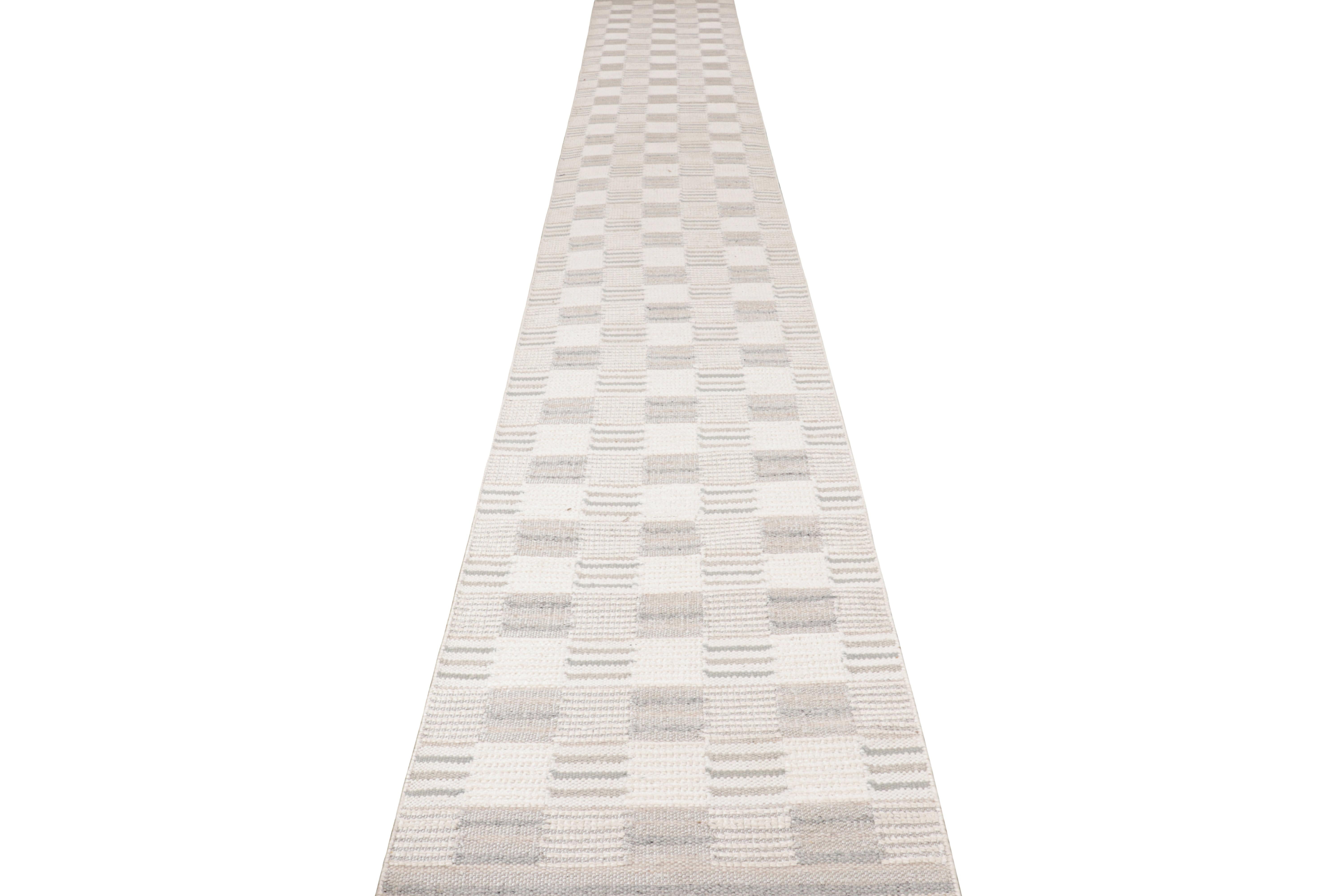Rug & Kilim's Läufer im skandinavischen Stil mit grauen und cremefarbenen geometrischen Mustern (Handgewebt) im Angebot