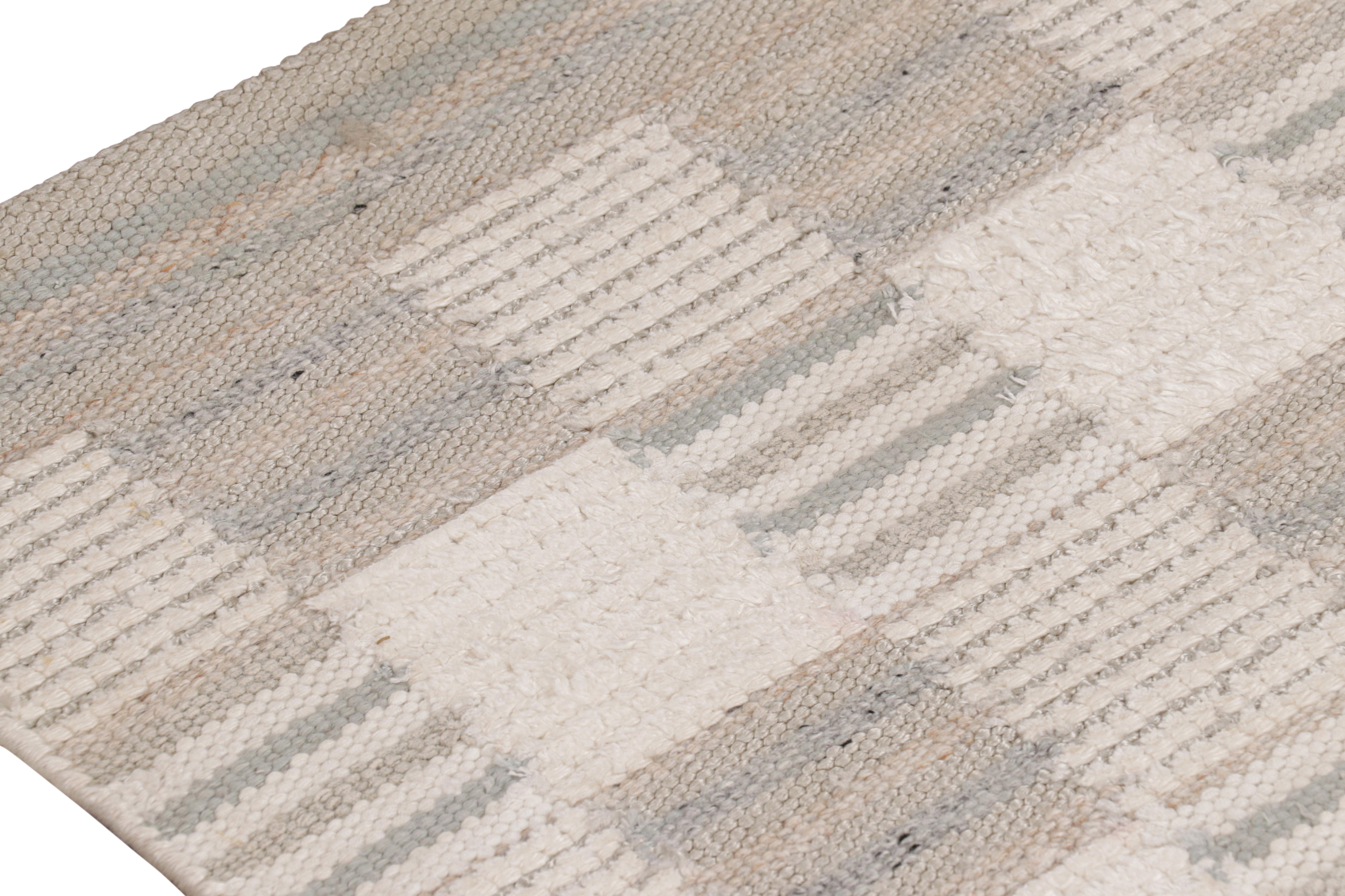 Rug & Kilim's Läufer im skandinavischen Stil mit grauen und cremefarbenen geometrischen Mustern im Zustand „Neu“ im Angebot in Long Island City, NY