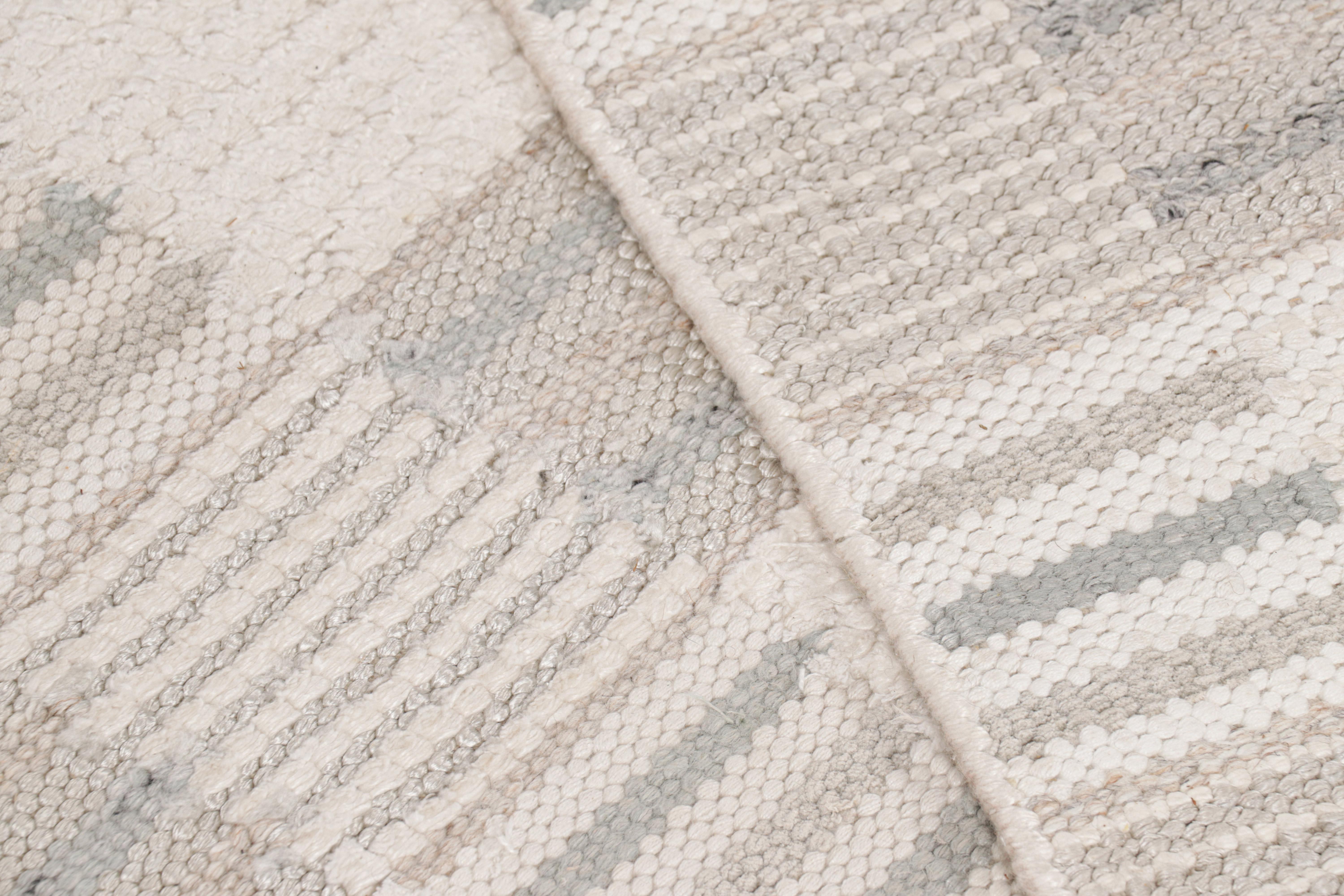Rug & Kilim's Läufer im skandinavischen Stil mit grauen und cremefarbenen geometrischen Mustern (Wolle) im Angebot