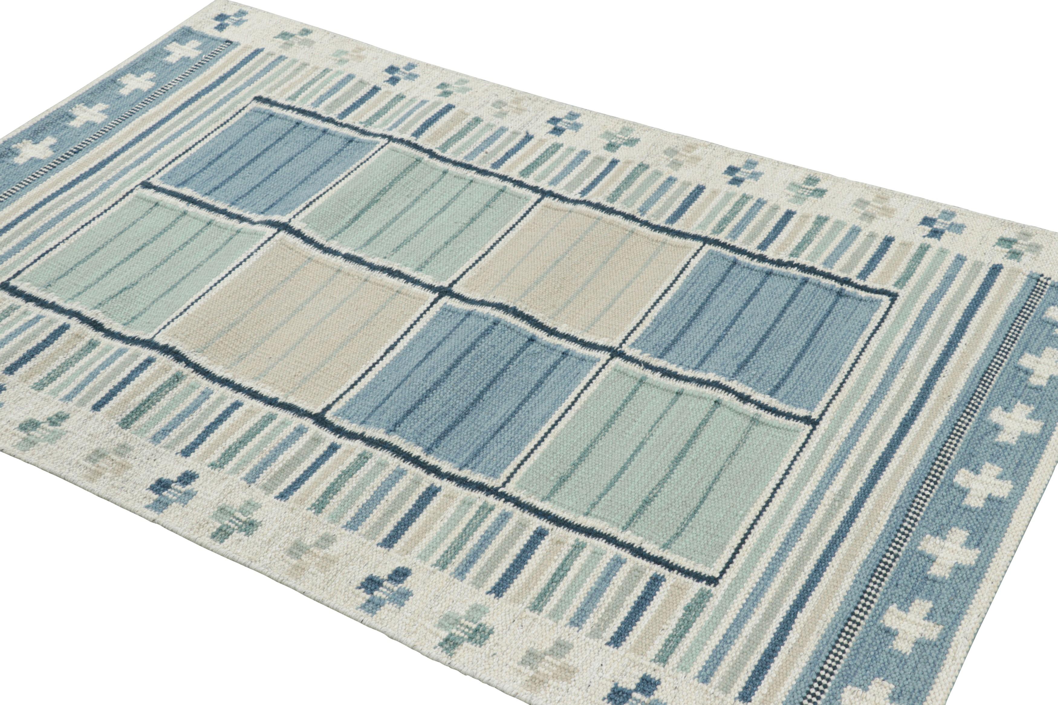 Teppich & Kilims Skandinavischer Schachtelteppich im skandinavischen Stil in Hellblau mit geometrischem Muster (Handgewebt) im Angebot