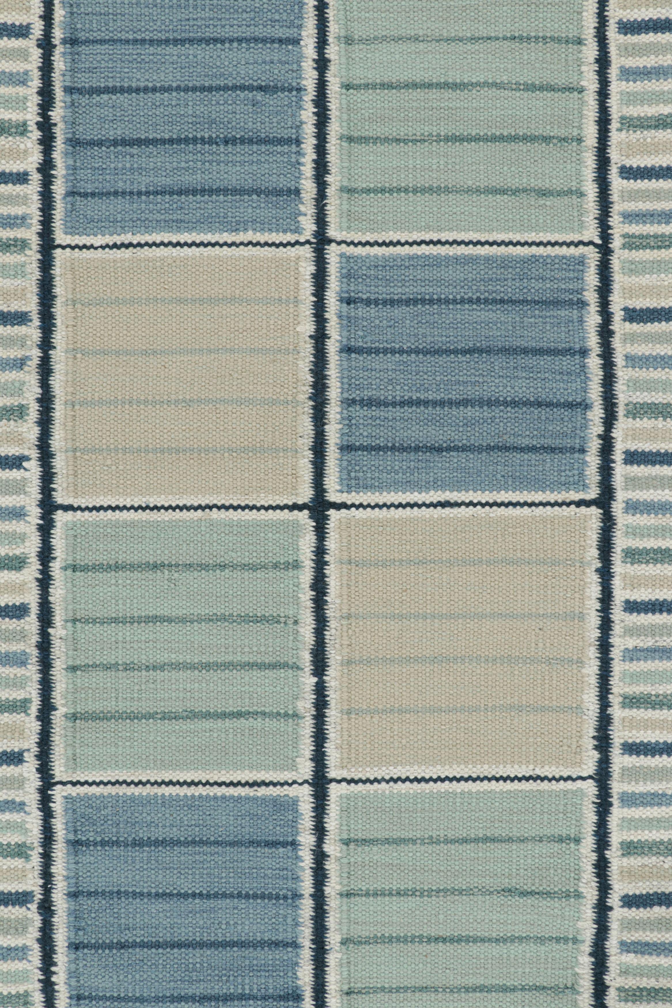 Teppich & Kilims Skandinavischer Schachtelteppich im skandinavischen Stil in Hellblau mit geometrischem Muster im Zustand „Neu“ im Angebot in Long Island City, NY