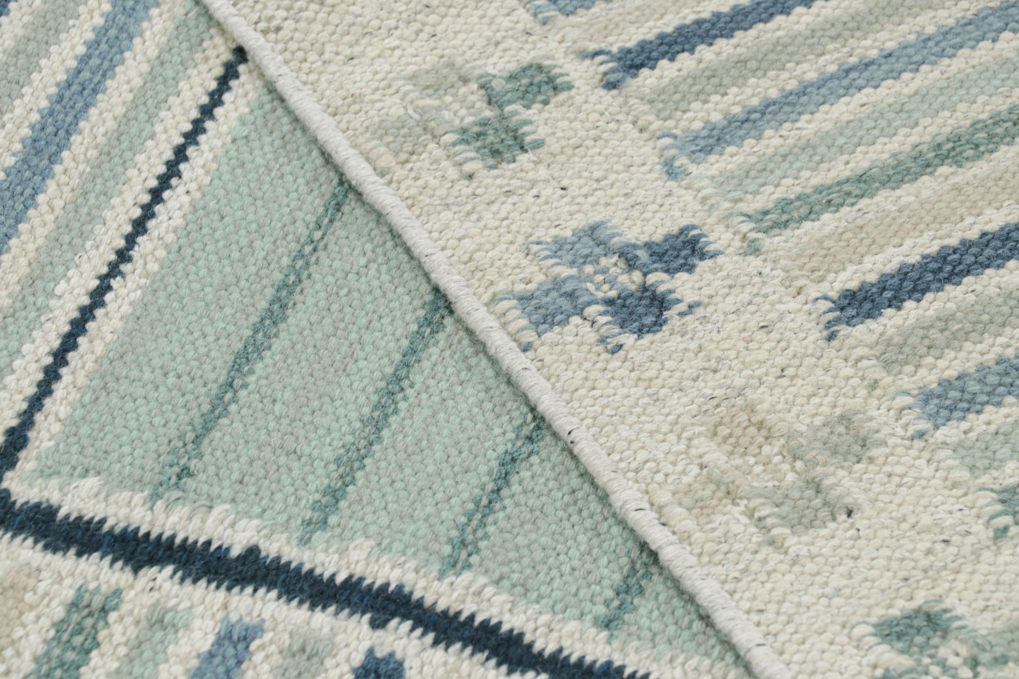 Teppich & Kilims Skandinavischer Schachtelteppich im skandinavischen Stil in Hellblau mit geometrischem Muster (21. Jahrhundert und zeitgenössisch) im Angebot