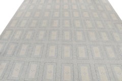Kilim en soie de style scandinave à motif géométrique bleu et argenté de Rug & Kilim