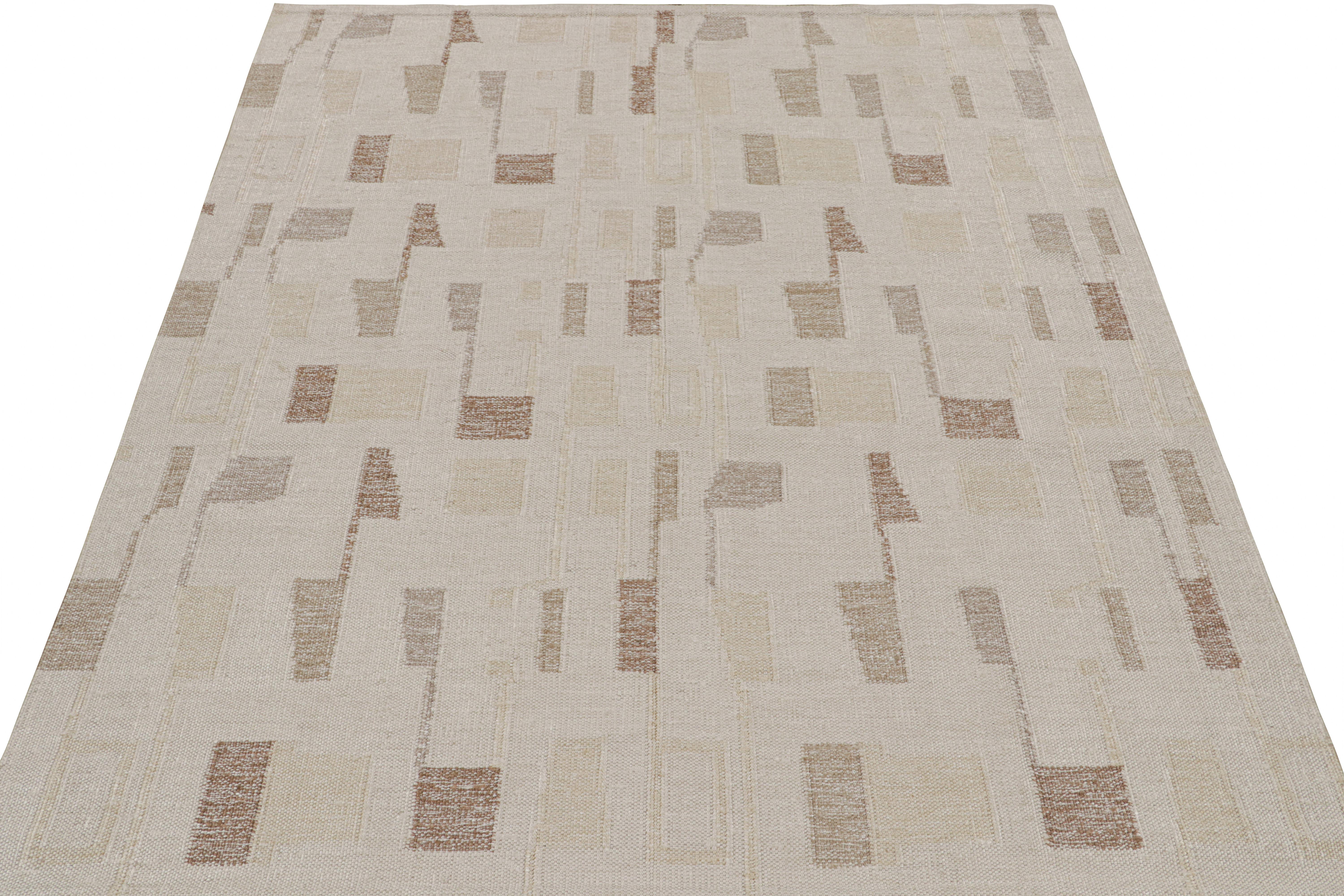 Moderno Rug & Kilim è un kilim di seta in stile scandinavo con motivi geometrici marroni e taupe. in vendita