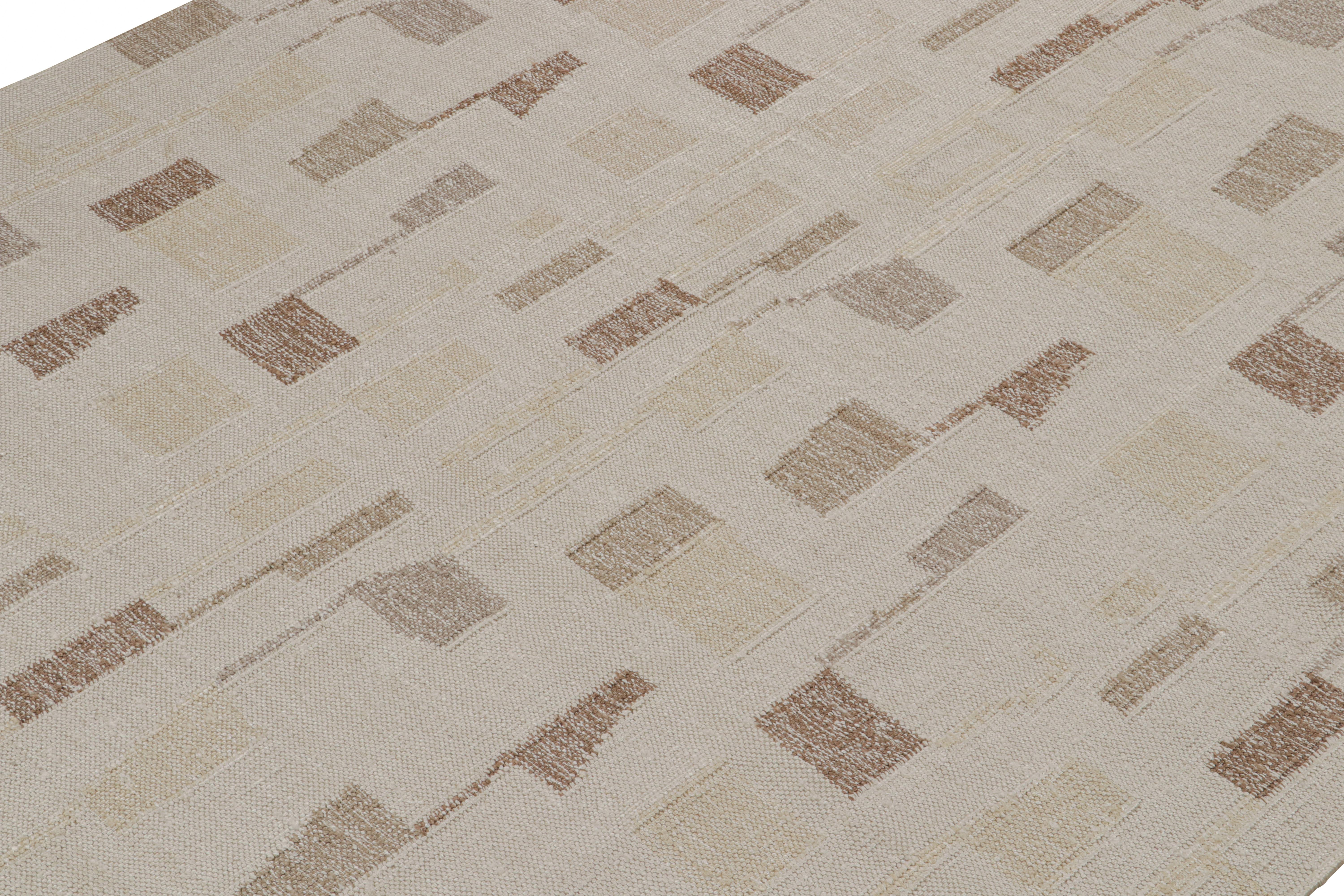 Indiano Rug & Kilim è un kilim di seta in stile scandinavo con motivi geometrici marroni e taupe. in vendita