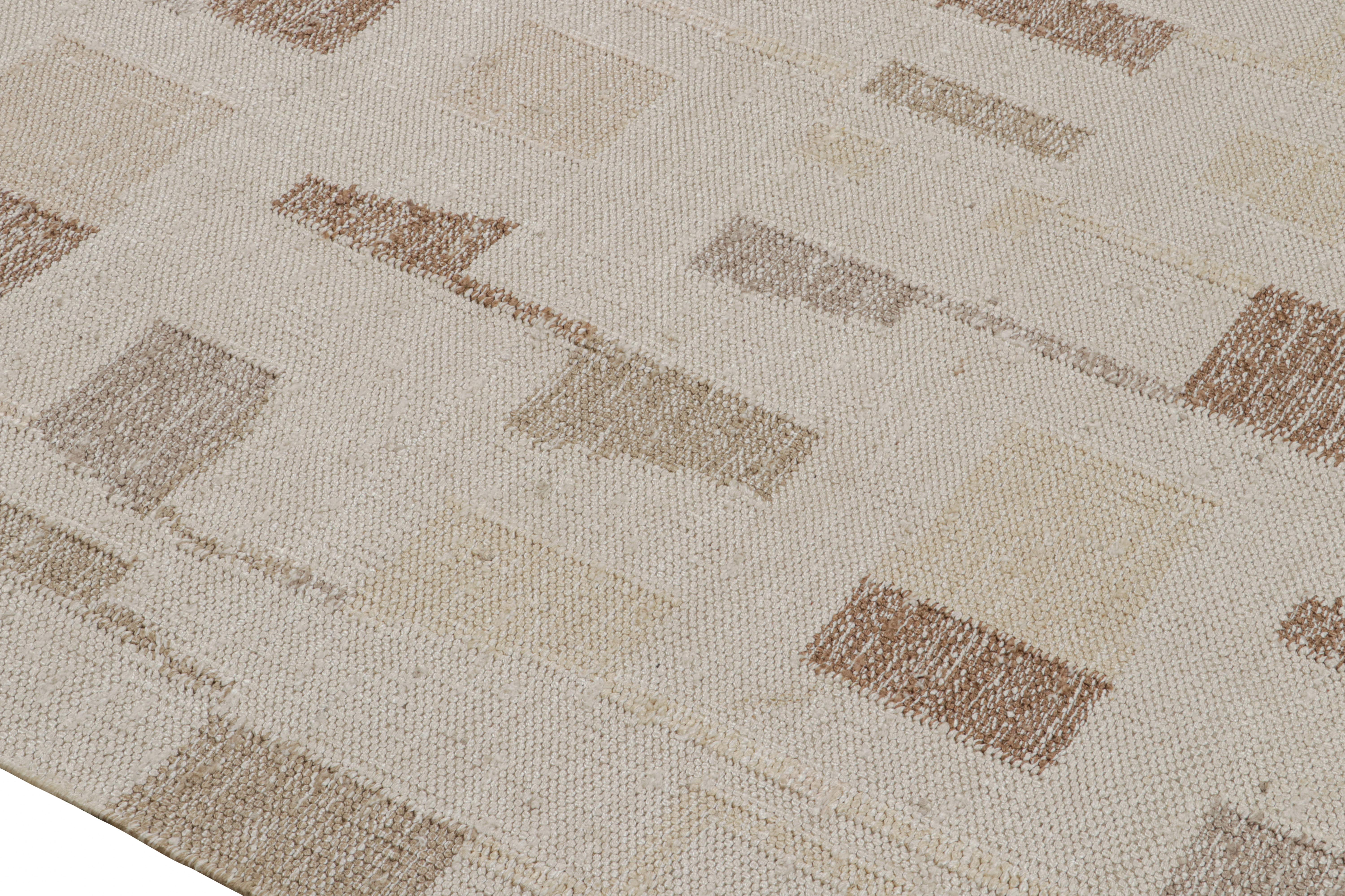 Tessuto a mano Rug & Kilim è un kilim di seta in stile scandinavo con motivi geometrici marroni e taupe. in vendita