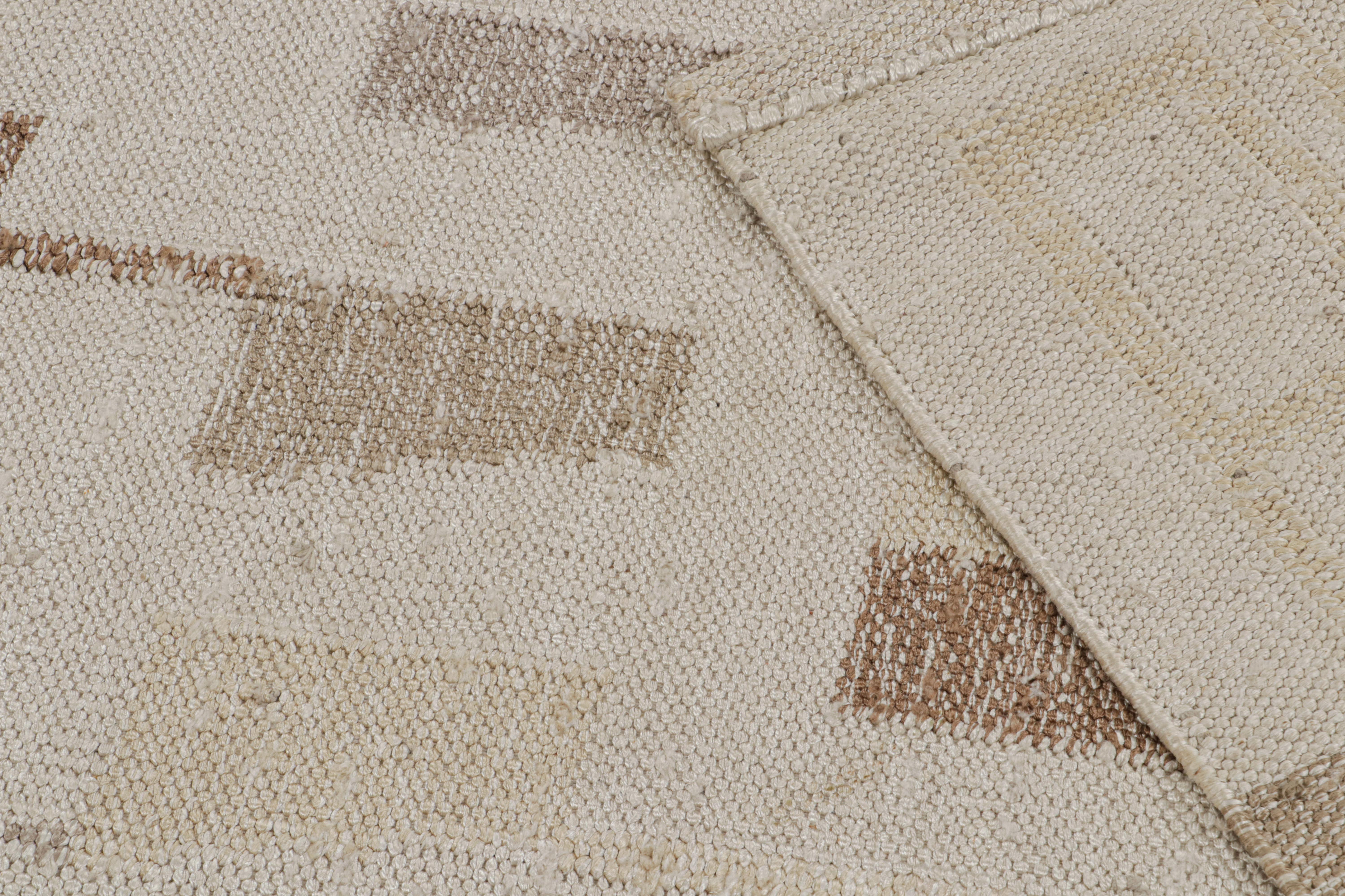XXI secolo e contemporaneo Rug & Kilim è un kilim di seta in stile scandinavo con motivi geometrici marroni e taupe. in vendita