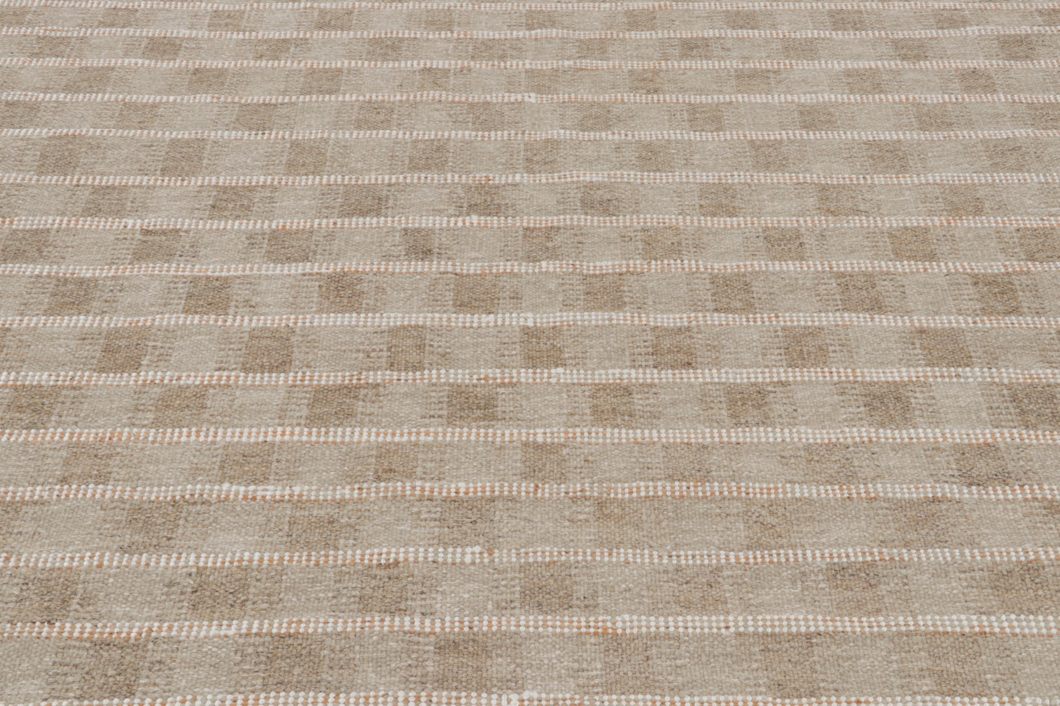 Moderne Rug & Kilim's Scandinavian Style Square Rug in Beige-Brown Geometric Patterns (tapis carré de style scandinave à motifs géométriques beige et marron) en vente