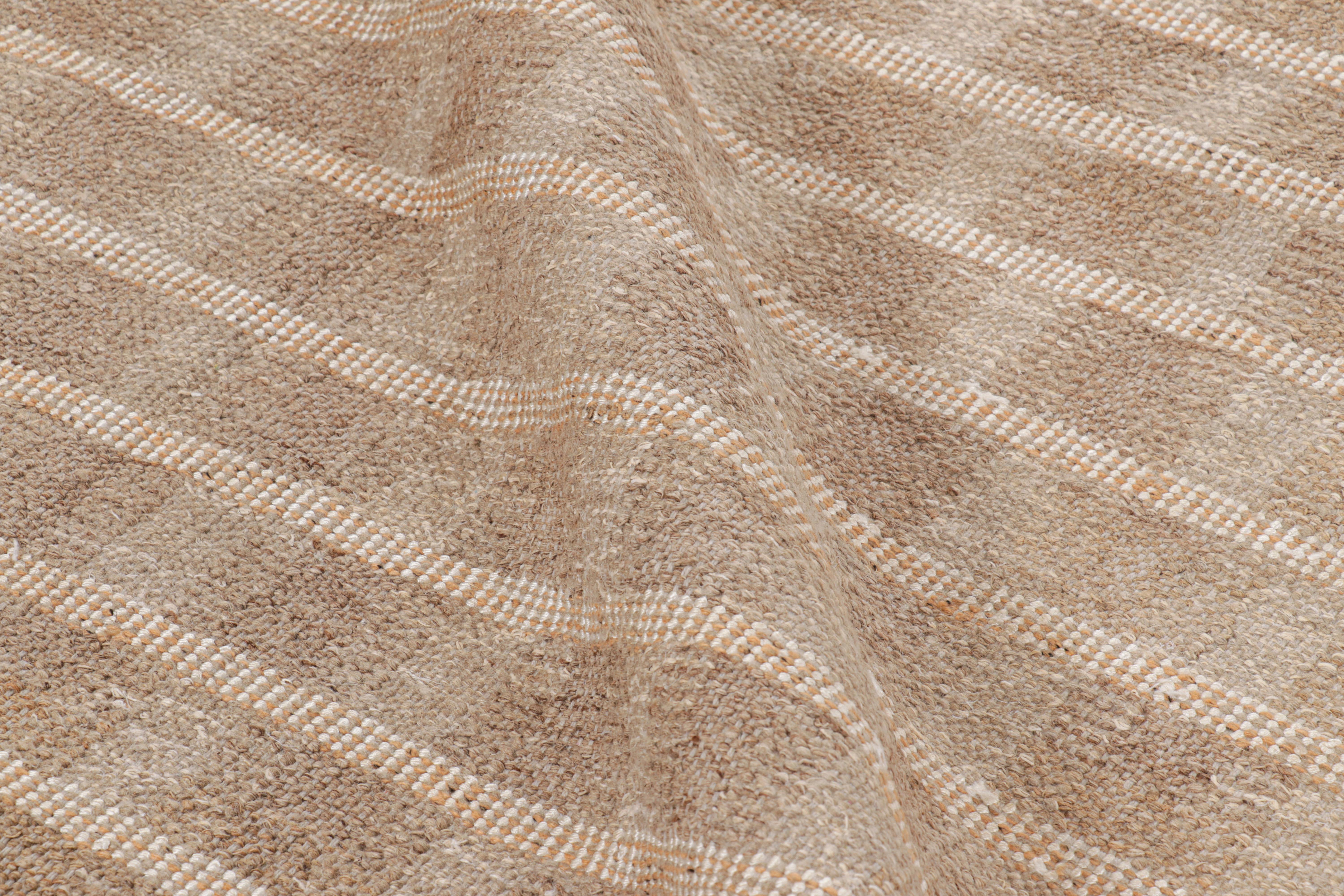 Rug & Kilim's quadratischer Teppich im skandinavischen Stil in Beige-Braun mit geometrischen Mustern (Moderne) im Angebot