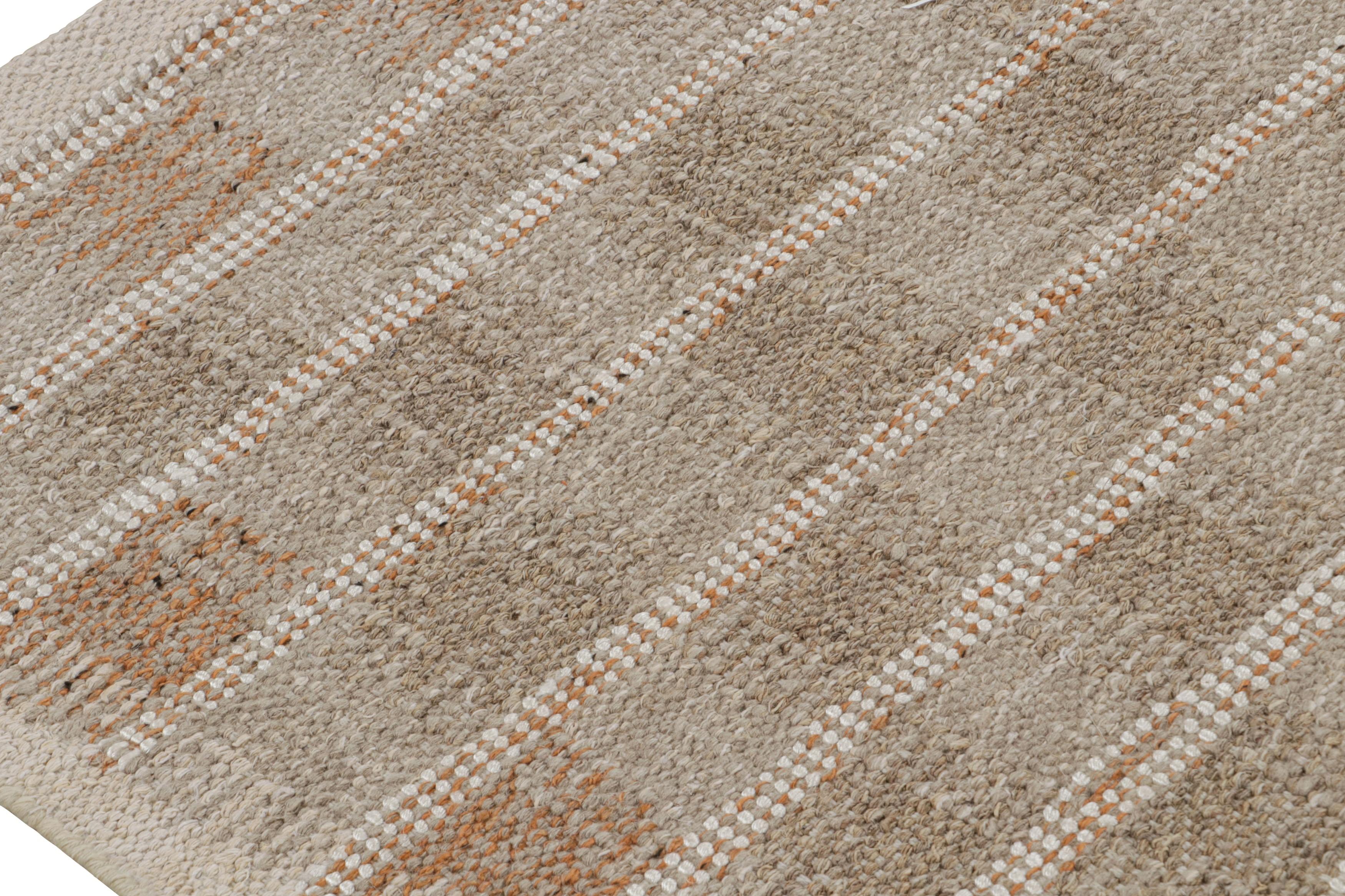 Indien Rug & Kilim's Scandinavian Style Square Rug in Beige-Brown Geometric Patterns (tapis carré de style scandinave à motifs géométriques beige et marron) en vente