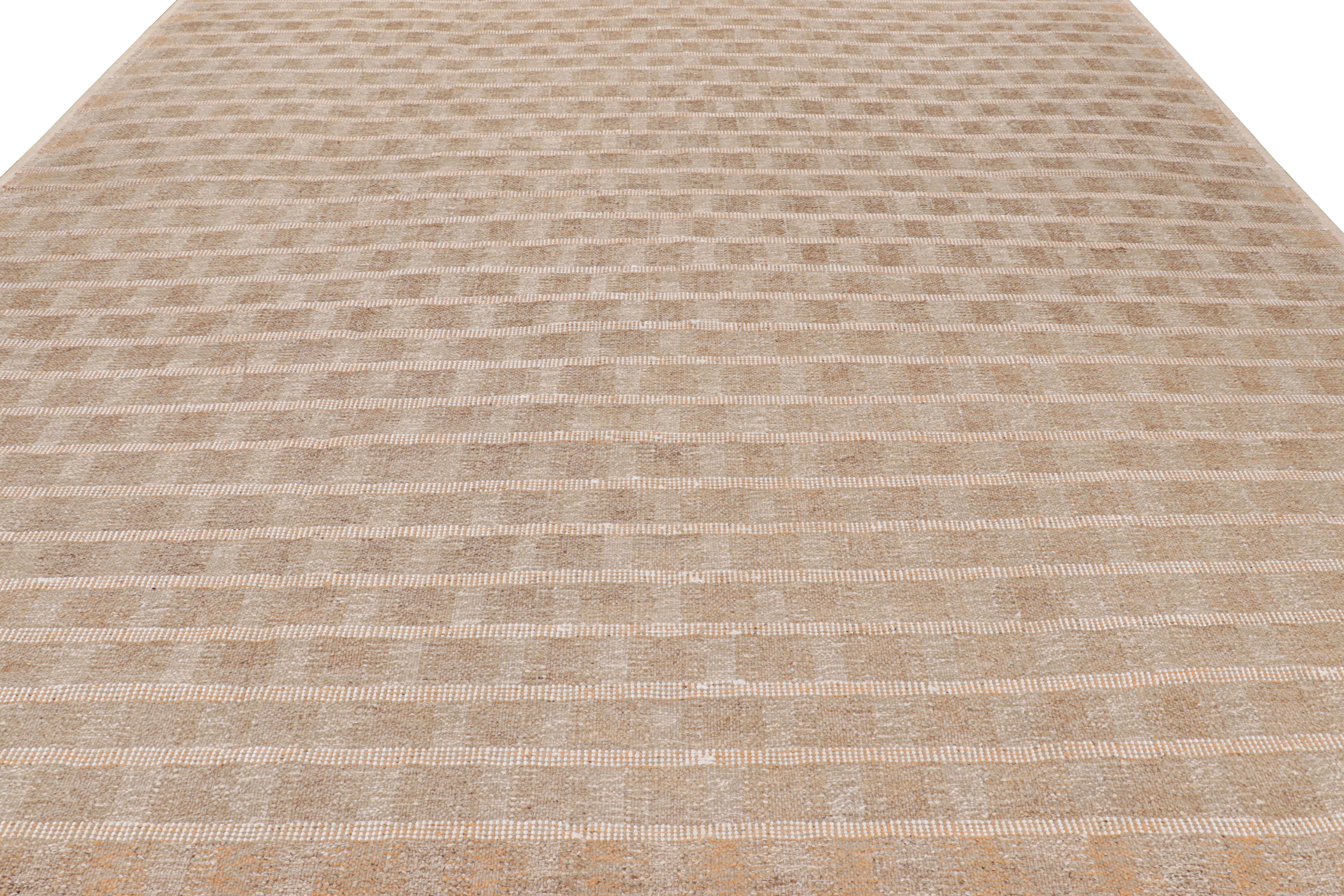 Rug & Kilim's quadratischer Teppich im skandinavischen Stil in Beige-Braun mit geometrischen Mustern (Indisch) im Angebot