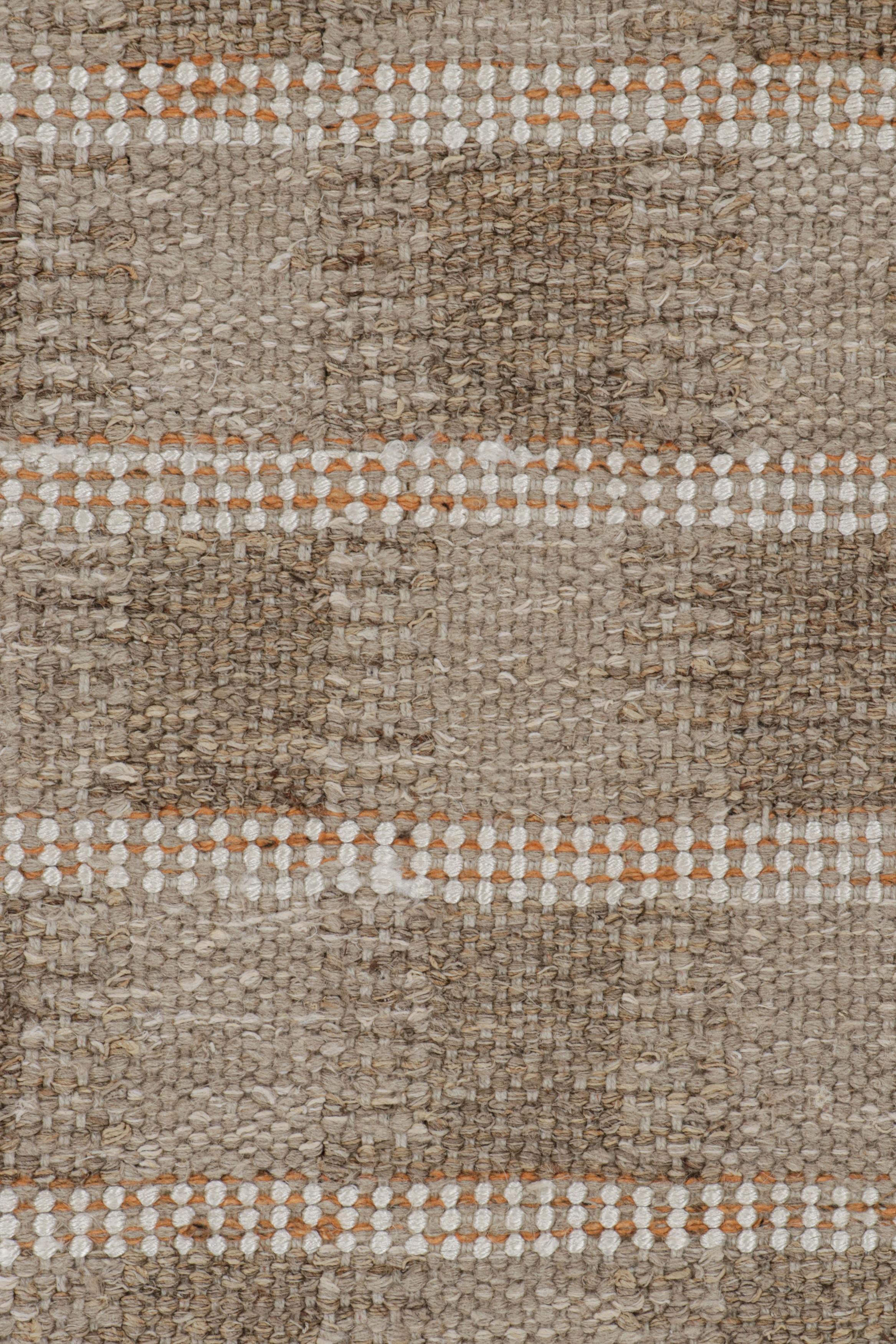 Rug & Kilim's quadratischer Teppich im skandinavischen Stil in Beige-Braun mit geometrischen Mustern (Handgeknüpft) im Angebot