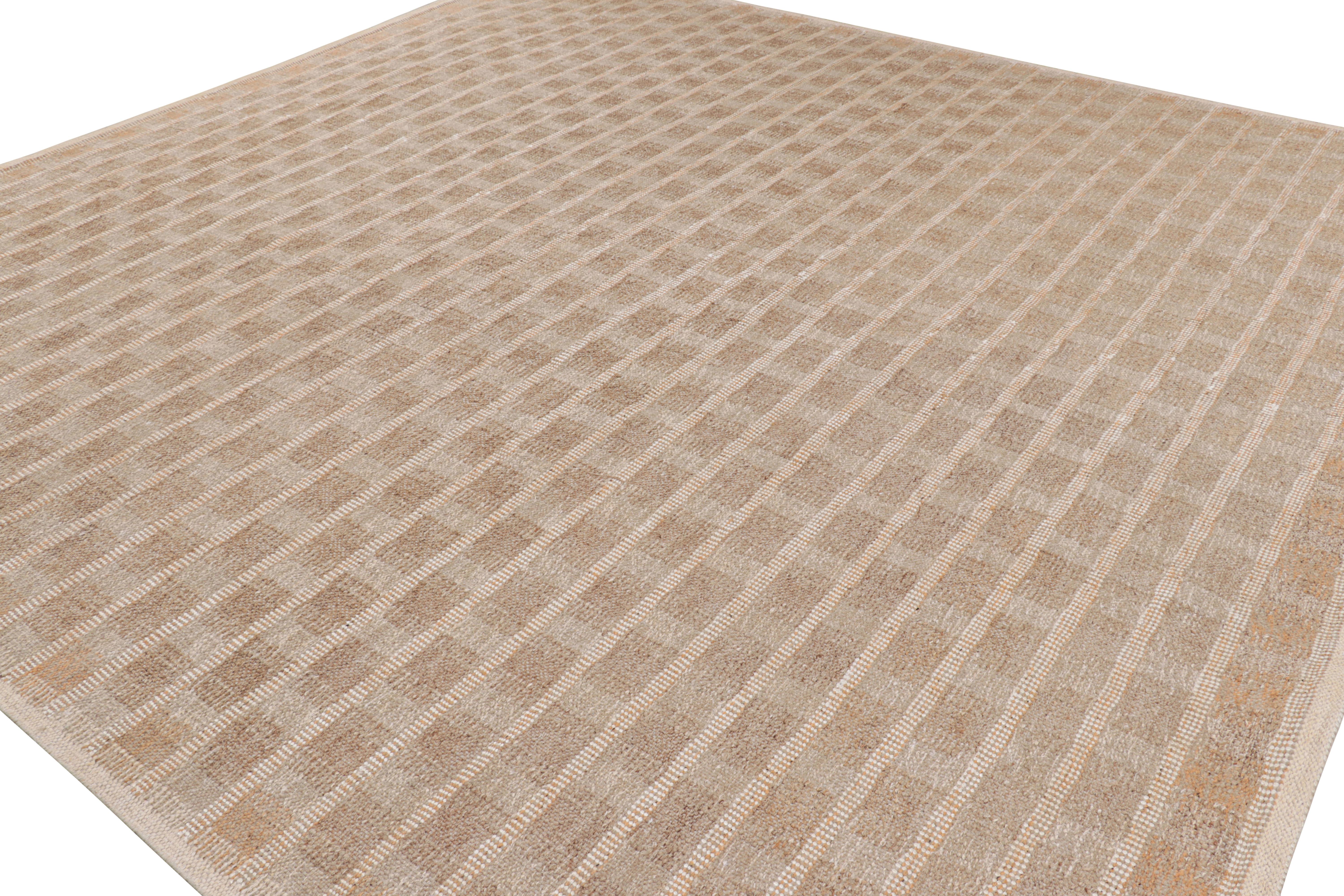 Rug & Kilim's quadratischer Teppich im skandinavischen Stil in Beige-Braun mit geometrischen Mustern (Handgewebt) im Angebot