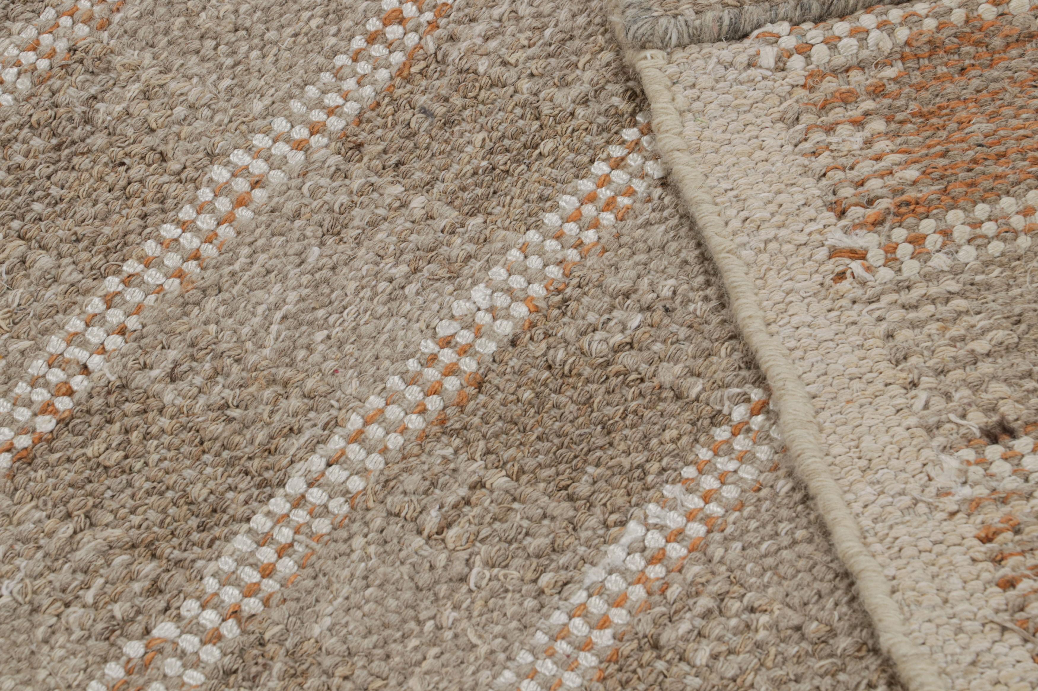 Rug & Kilim's quadratischer Teppich im skandinavischen Stil in Beige-Braun mit geometrischen Mustern im Zustand „Neu“ im Angebot in Long Island City, NY
