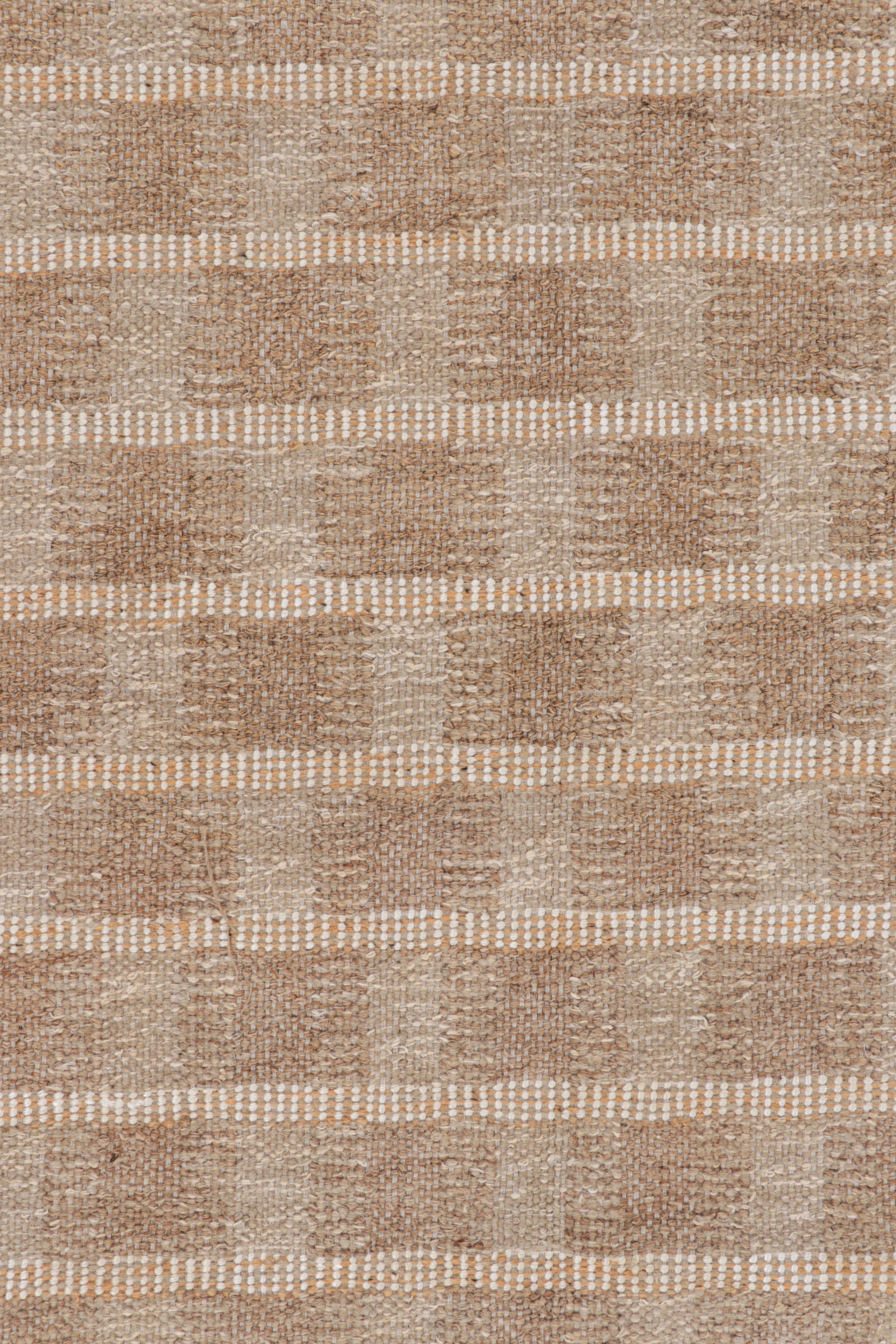 Rug & Kilim's quadratischer Teppich im skandinavischen Stil in Beige-Braun mit geometrischen Mustern im Zustand „Neu“ im Angebot in Long Island City, NY