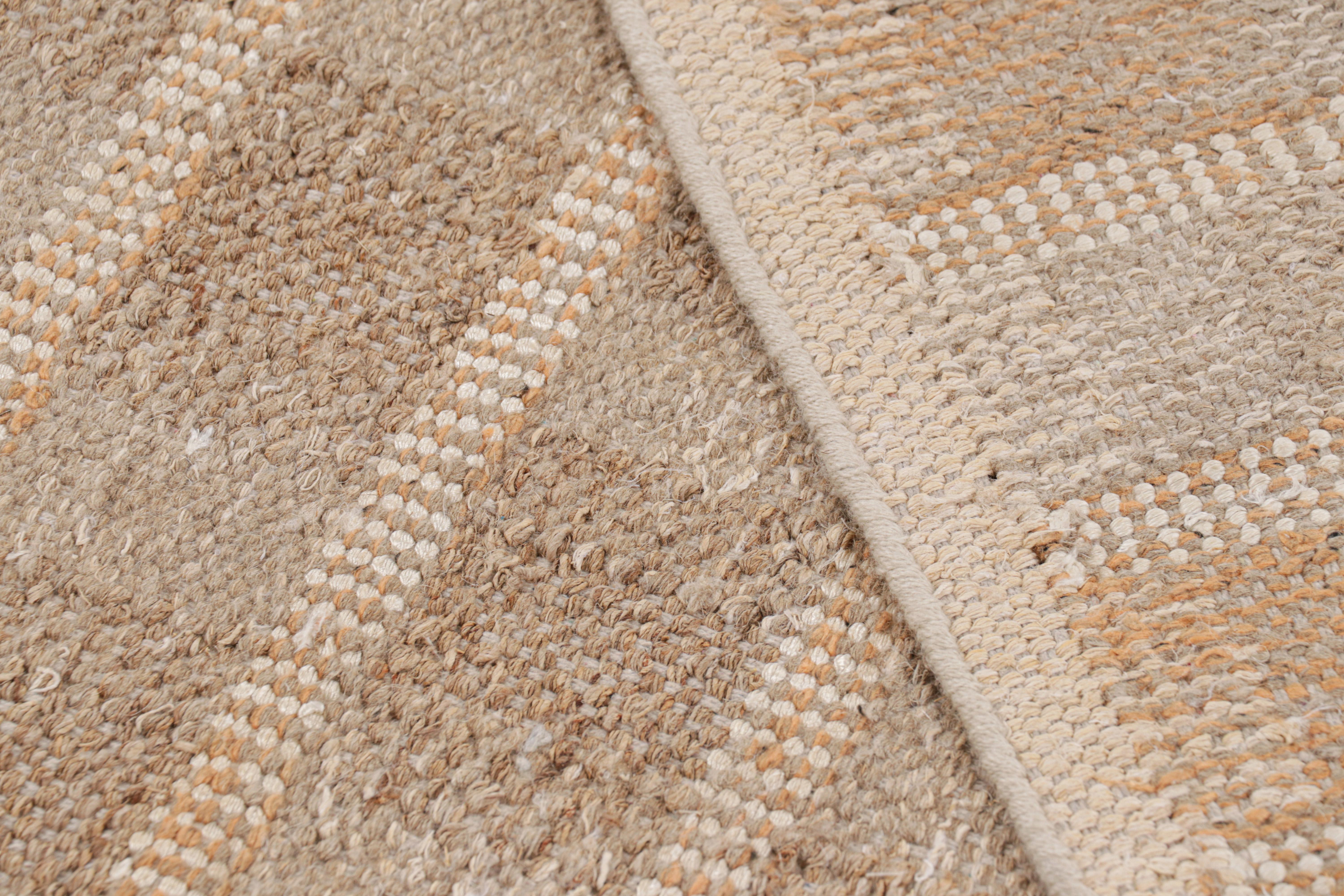 Rug & Kilim's quadratischer Teppich im skandinavischen Stil in Beige-Braun mit geometrischen Mustern (21. Jahrhundert und zeitgenössisch) im Angebot