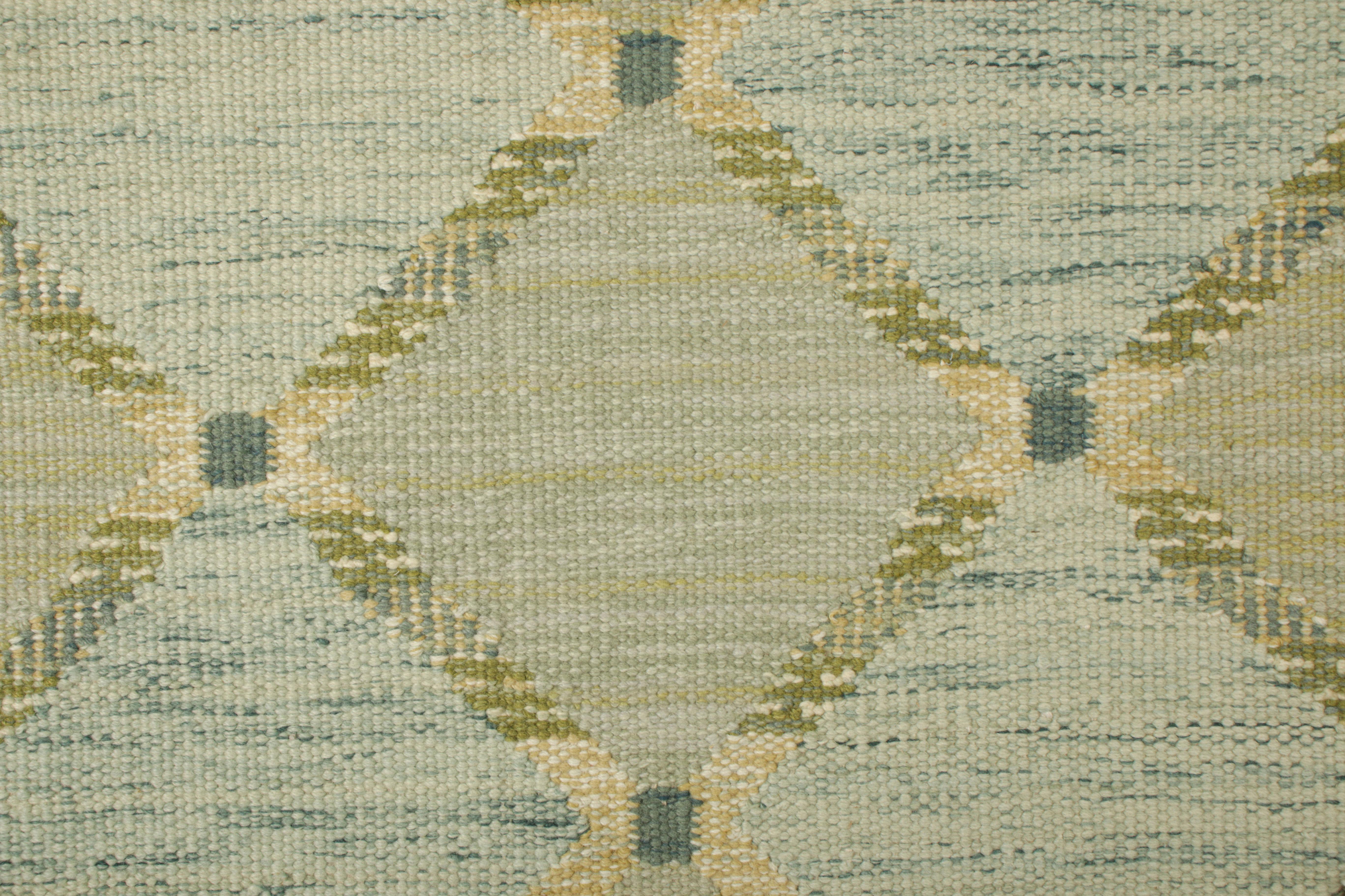 Da una nuova ed entusiasmante collezione di pezzi in formato regalo, questo tappeto 3x3 di ispirazione svedese è un'audace novità della Scandinavian Collection di Rug & Kilim. Tessuta a mano in un intreccio piatto di lana con filati naturali non