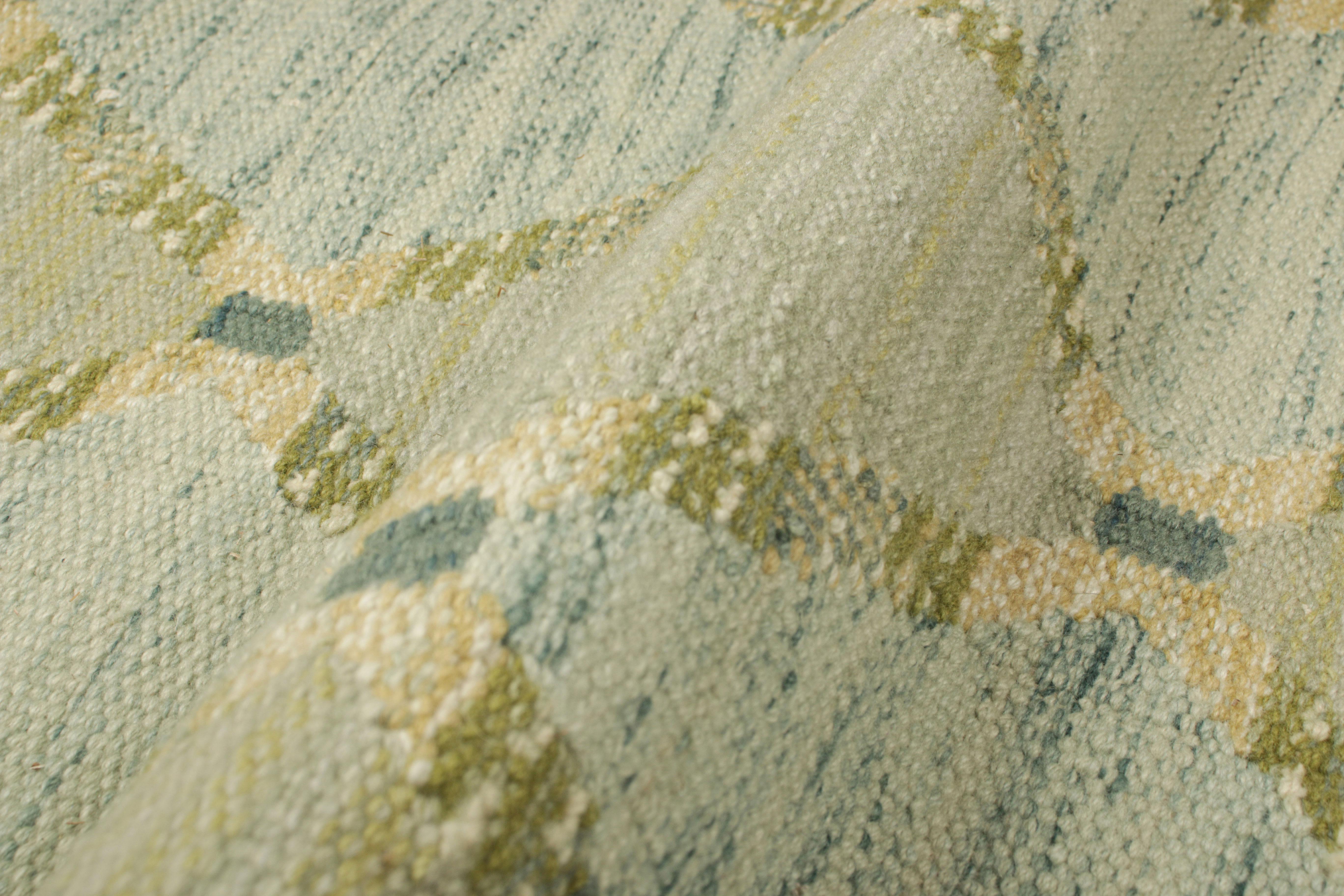 Tessuto a mano Rug & Kilim: Tappeto quadrato in stile scandinavo in blu e verde, con motivi in vendita
