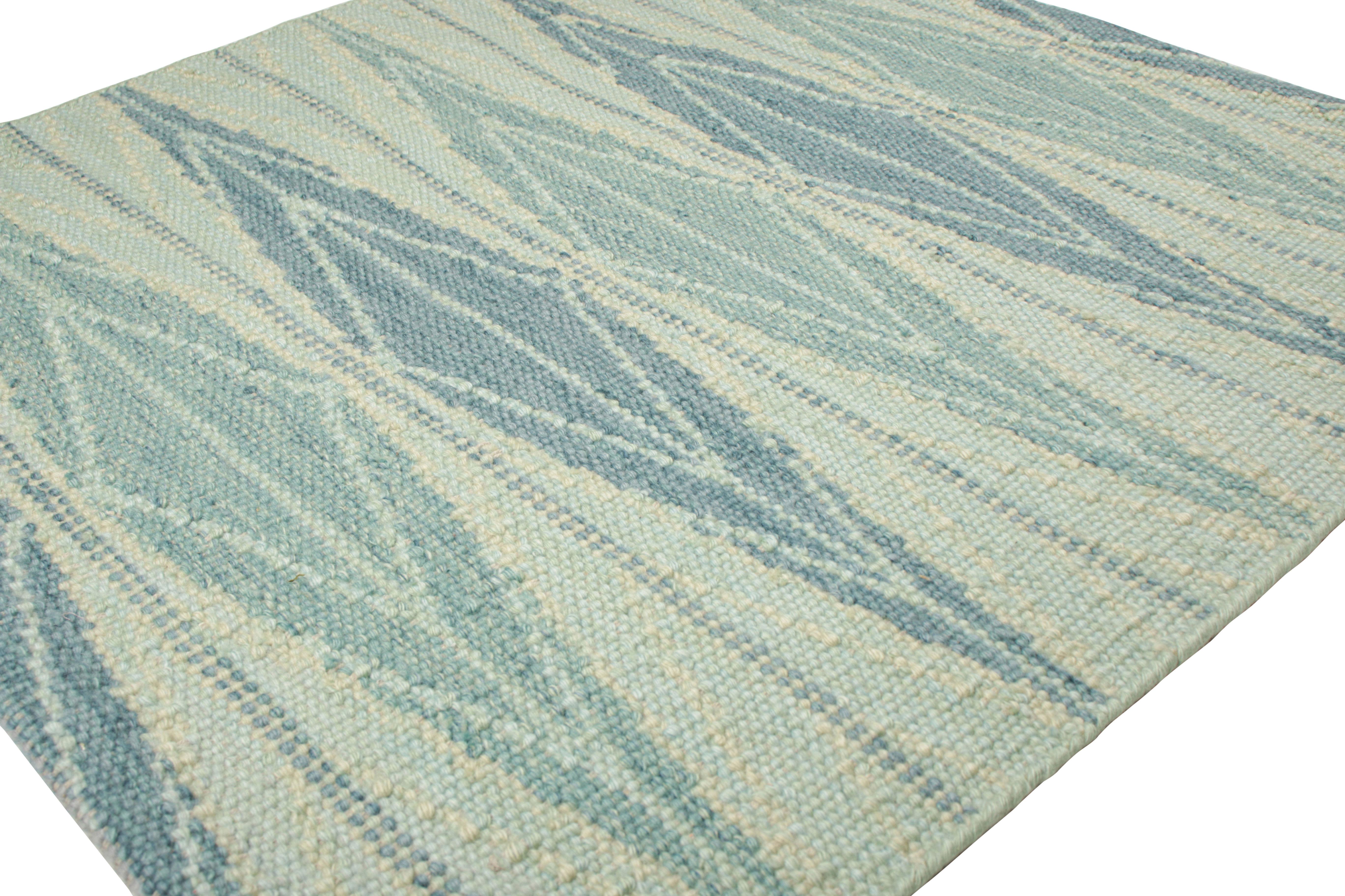 Moderno Rug & Kilim è un tappeto quadrato in stile scandinavo di colore blu con motivi geometrici in vendita