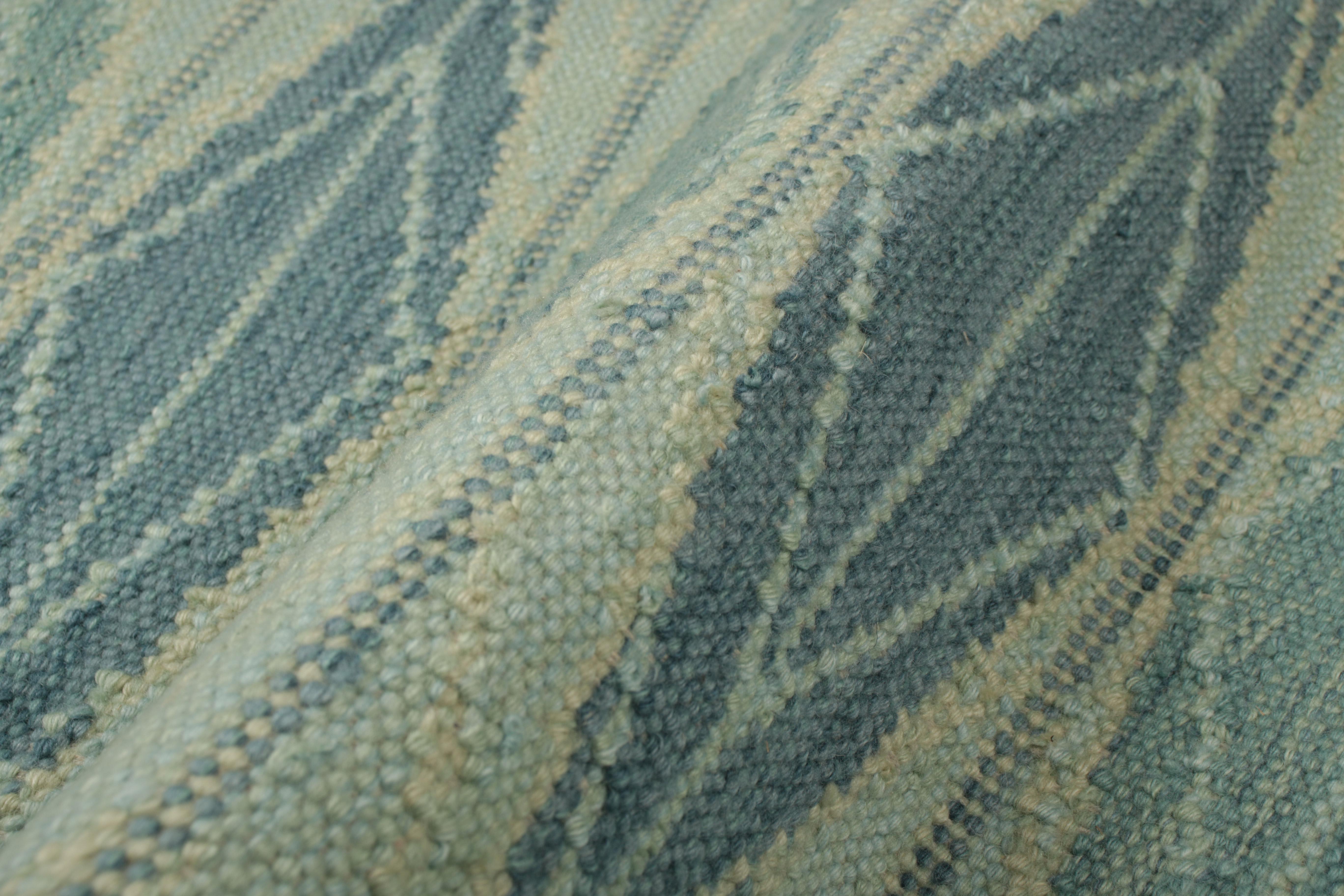 Tissé à la main Rug & Kilim's Scandinavian Style Square Rug in Blue, with Geometric Patterns (tapis carré de style scandinave à motifs géométriques) en vente