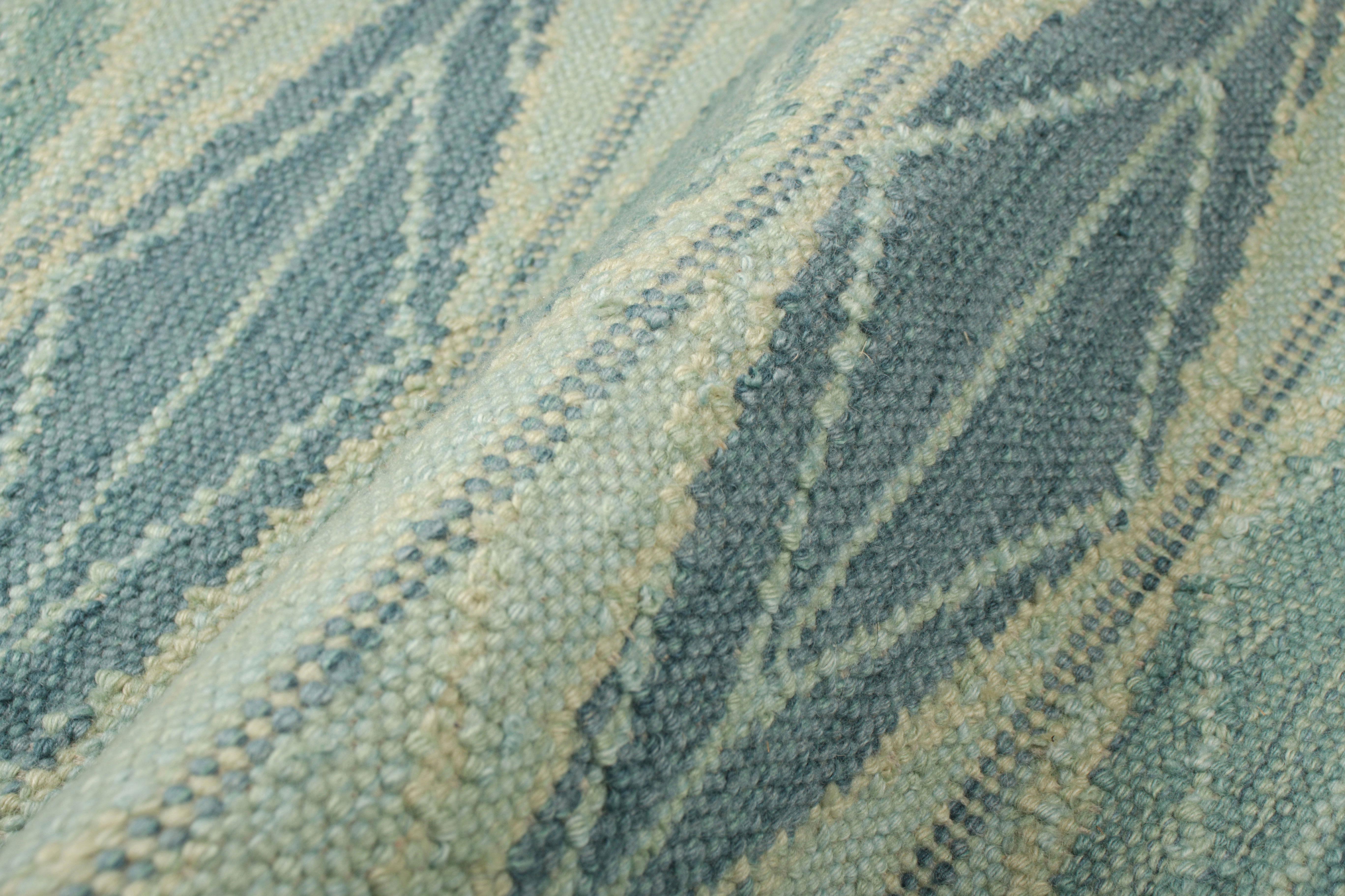 Tessuto a mano Rug & Kilim è un tappeto quadrato in stile scandinavo di colore blu con motivi geometrici in vendita