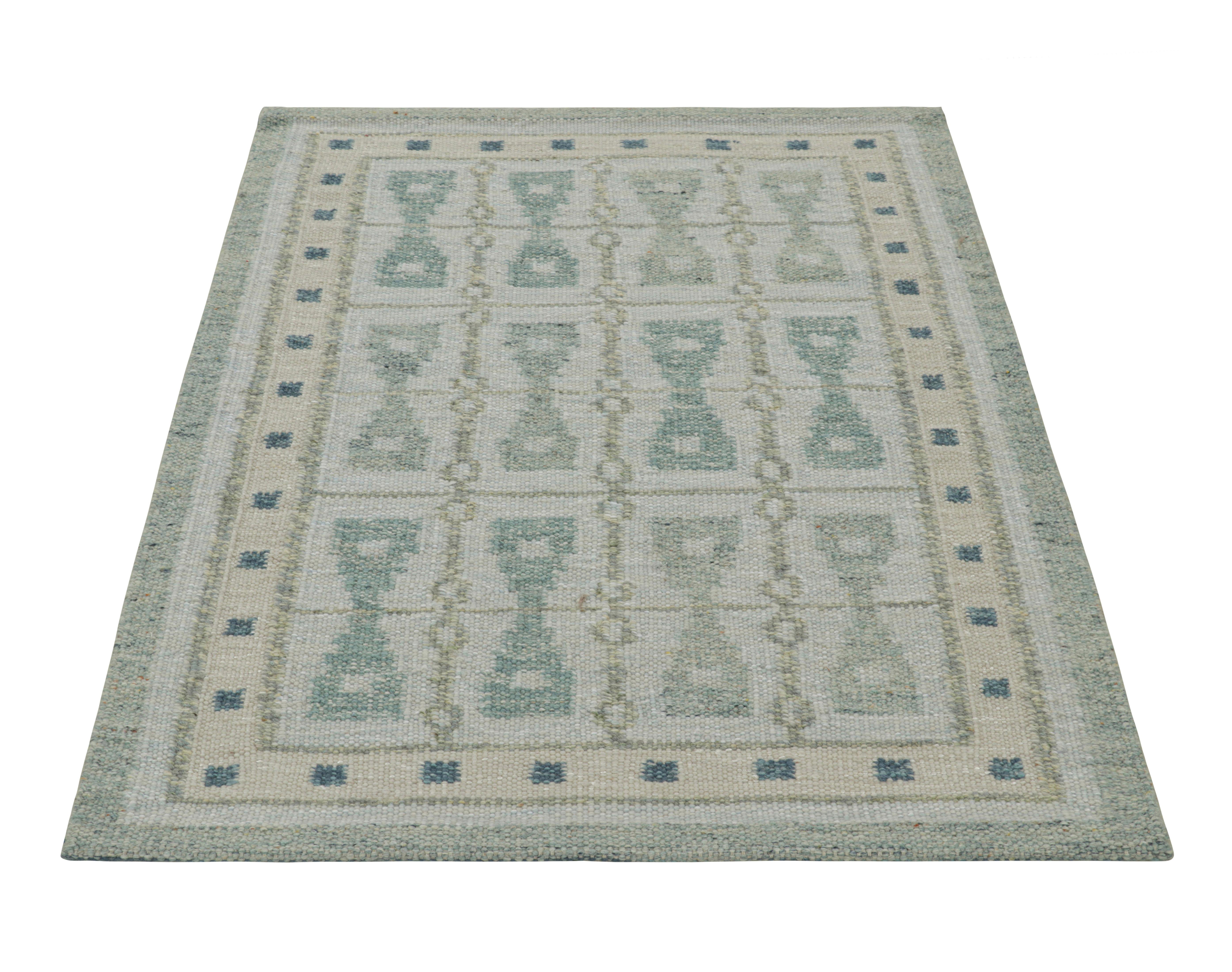 Indiano Tappeto quadrato in stile scandinavo Rug & Kilim in blu con motivi a clessidra in vendita