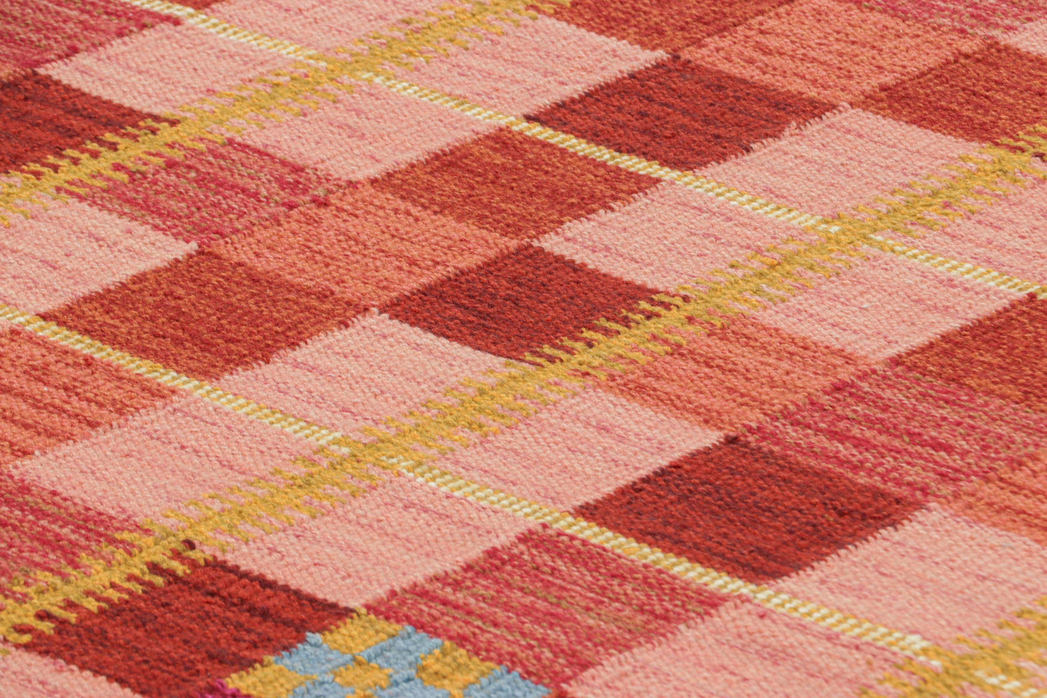 Realizzato in lana intrecciata a mano, questo tappeto quadrato 8x8 è un'entusiasmante novità della collezione di tappeti scandinavi di Rug & Kilim: una rivisitazione contemporanea del minimalismo svedese e dei tappeti e tessuti vintage delle