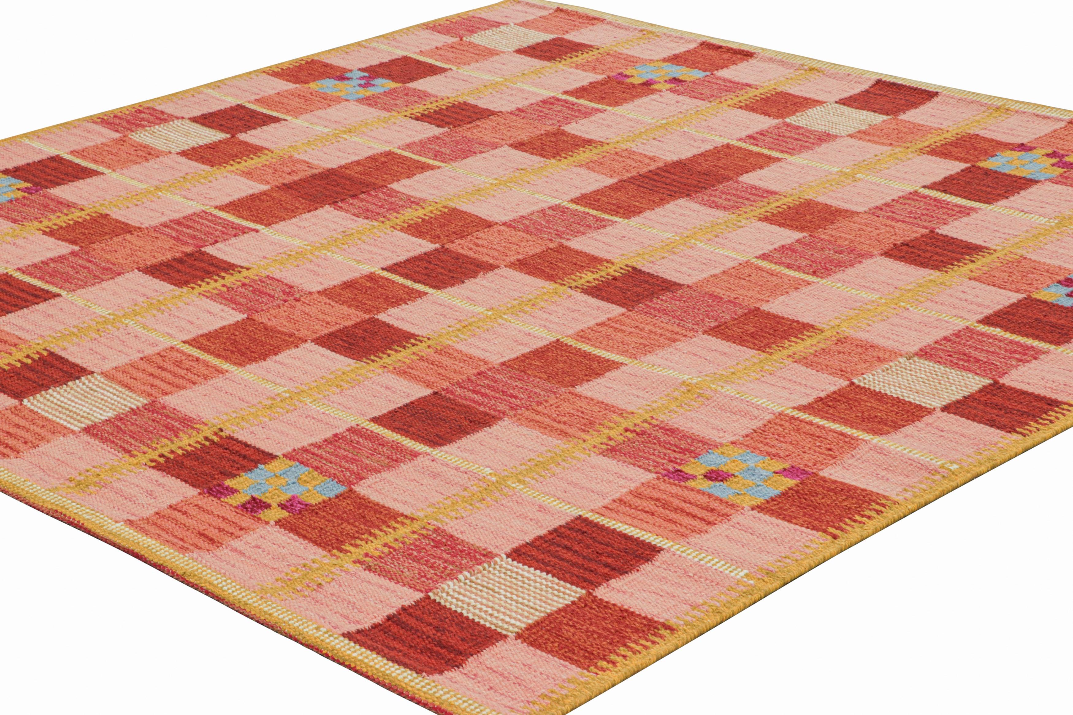 Scandinavo moderno Tappeto quadrato in stile scandinavo con motivi geometrici rossi e rosa di Rug & Kilim in vendita