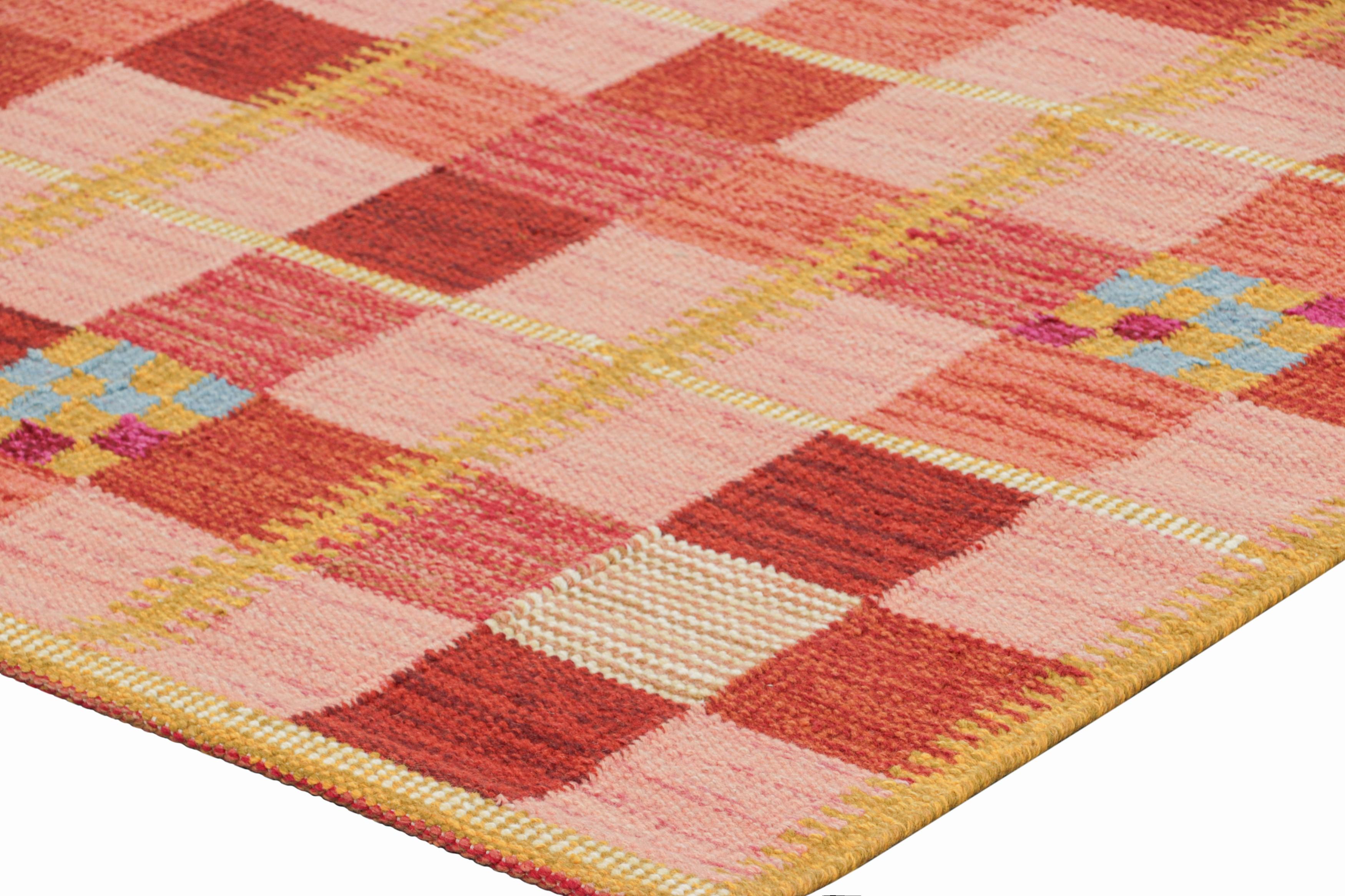 Tessuto a mano Tappeto quadrato in stile scandinavo con motivi geometrici rossi e rosa di Rug & Kilim in vendita