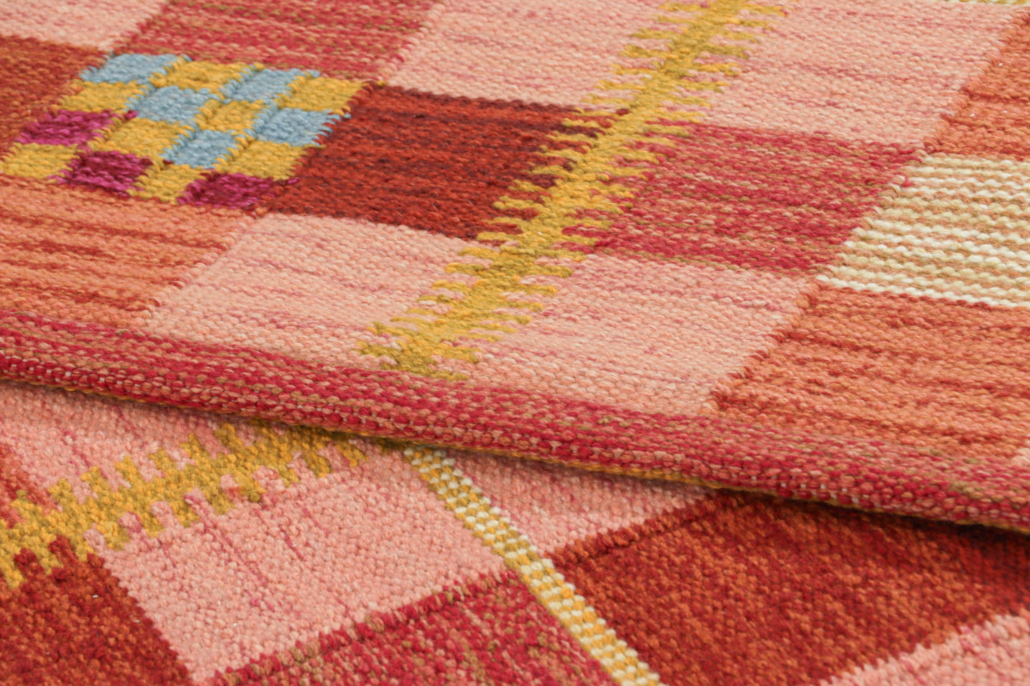 Tappeto quadrato in stile scandinavo con motivi geometrici rossi e rosa di Rug & Kilim In condizioni Nuovo in vendita a Long Island City, NY