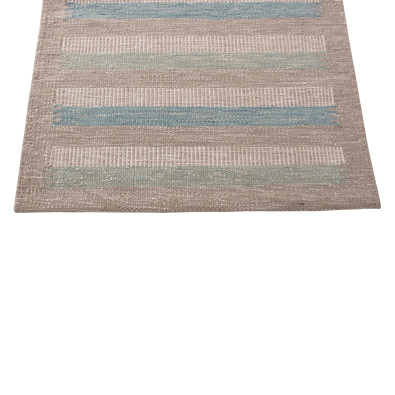 Tessuto a mano in pregiata lana naturale con una miscela unica di filati naturali non tinti, questo tappeto moderno fa parte delle ultime aggiunte a trama piatta della collezione Scandinavian Kilim di Rug & Kilim, una celebrazione del modernismo
