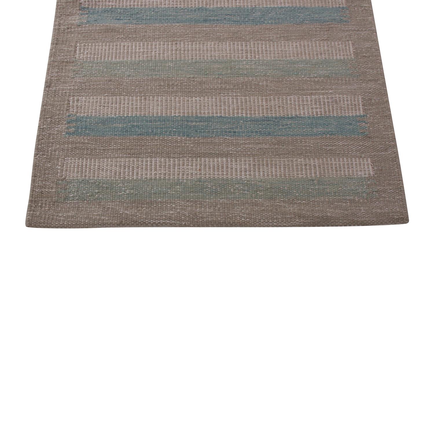 Dieser moderne Teppich ist aus edler Naturwolle mit einer einzigartigen Mischung aus natürlichen, ungefärbten Garnen handgewebt und gehört zu den neuesten Flachgewebe-Ergänzungen der Scandinavian Kilim Collection'S von Rug & Kilim, einer Feier der