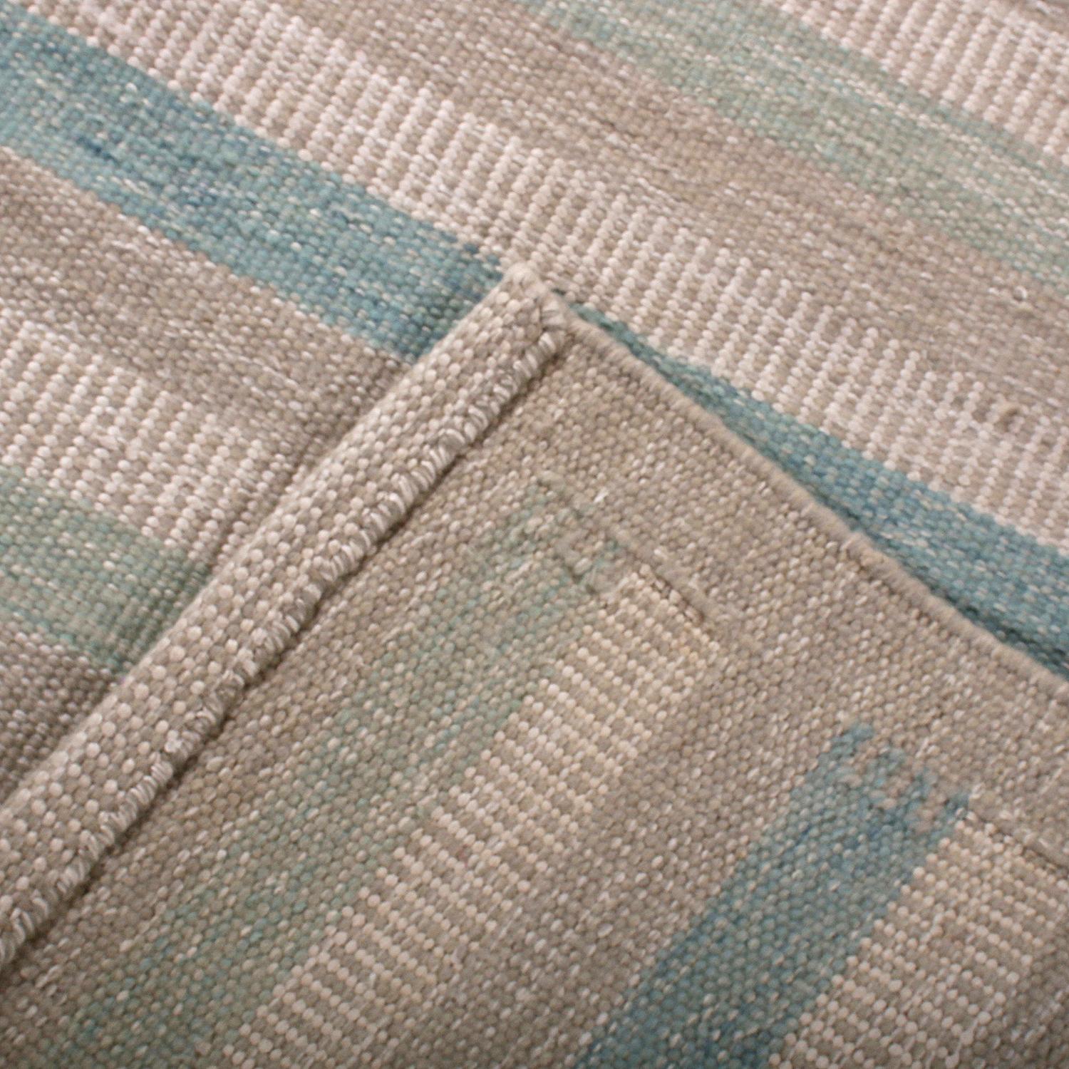 Scandinavo moderno Rug & Kilim è un kilim in lana a righe beige-marrone, verde e blu in stile scandinavo. in vendita