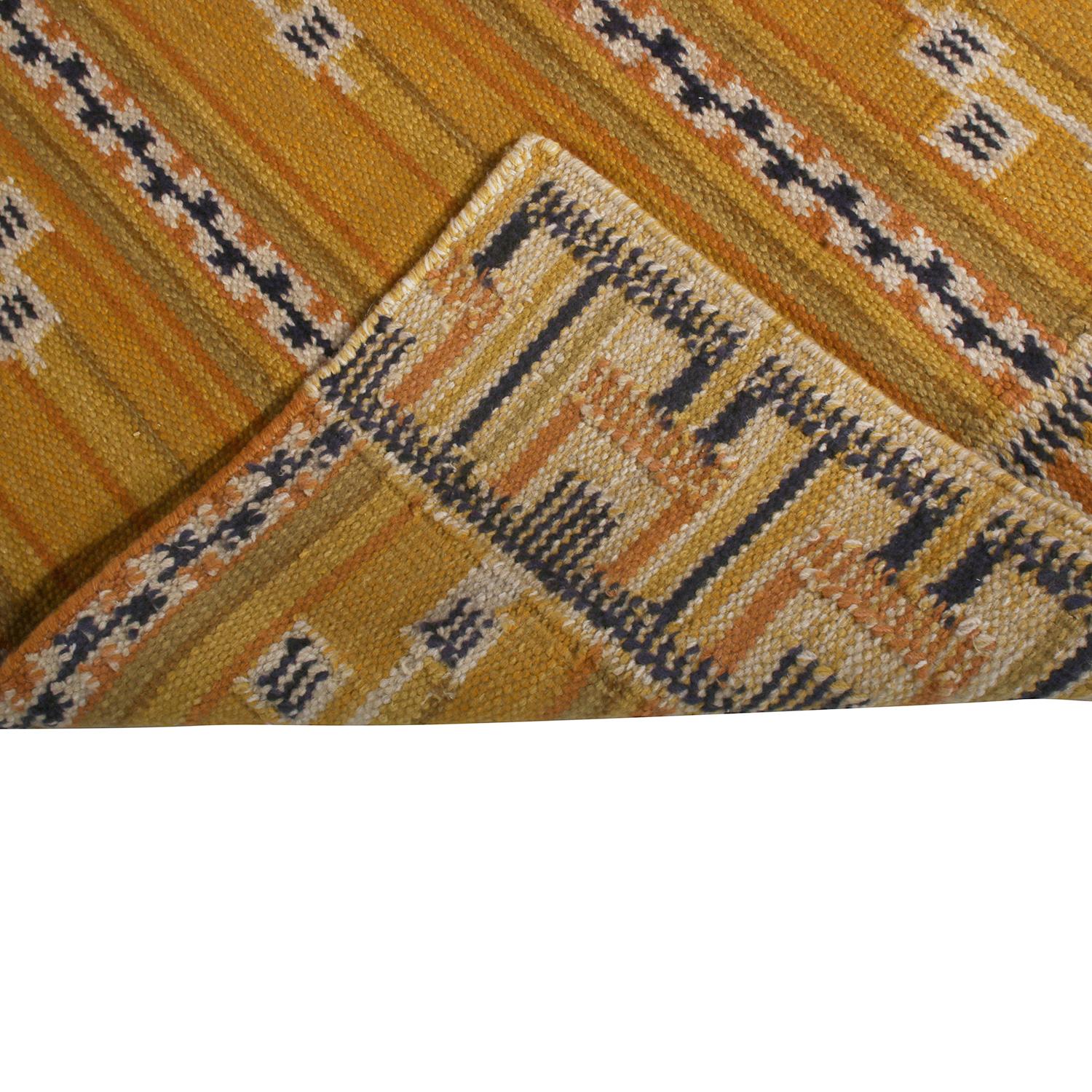 Rug & Kilim's skandinavisch gestreifter Kilim-Läufer aus gelber und schwarzer Wolle (Handgeknüpft) im Angebot