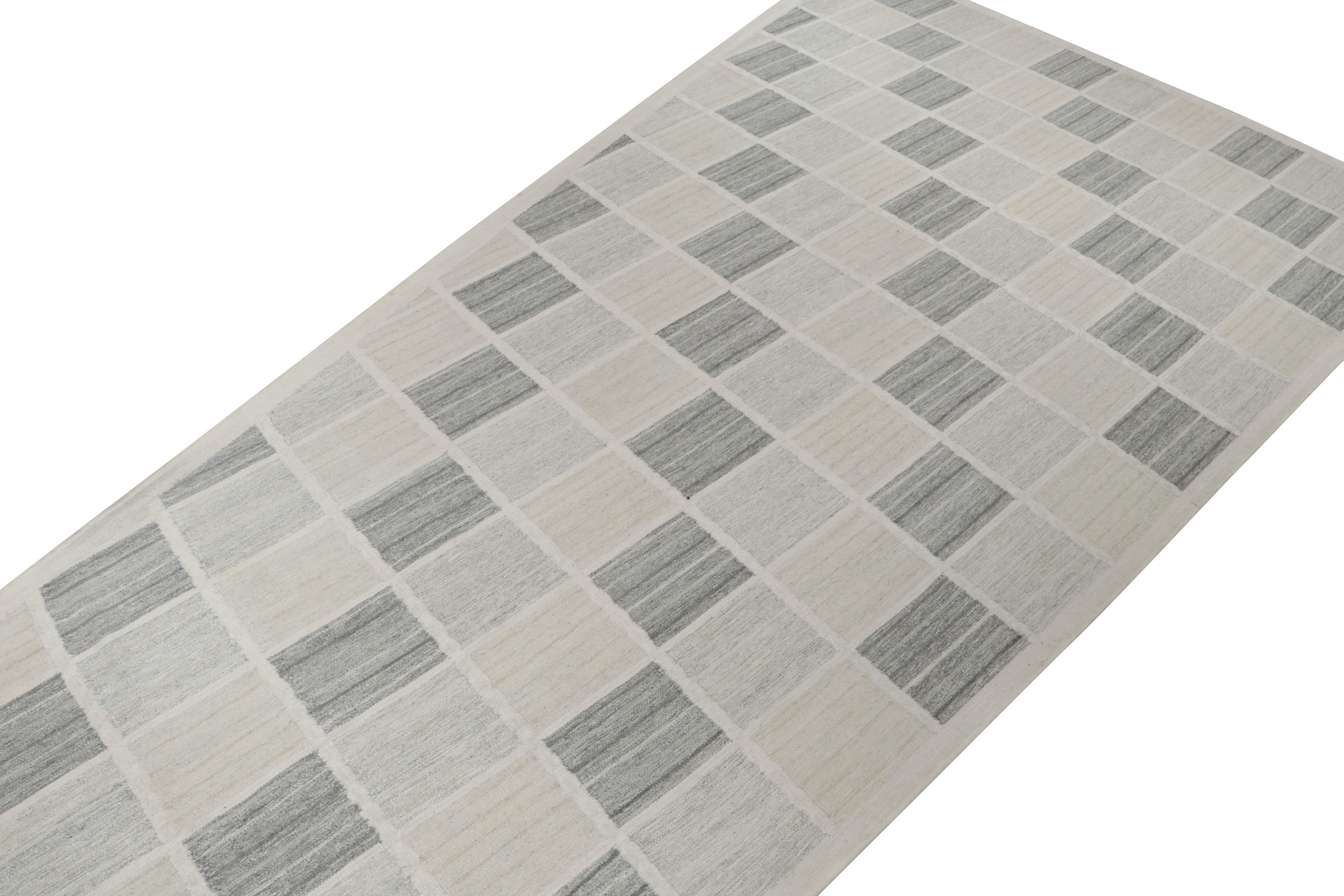 Questa trama piatta 12x21 è un'audace novità della collezione Scandinavian Kilim di Rug & Kilim. Tessuta a mano in lana, questa forma trapezoidale può essere ridimensionata o tagliata in uno o più pezzi più piccoli su richiesta. 

Design: