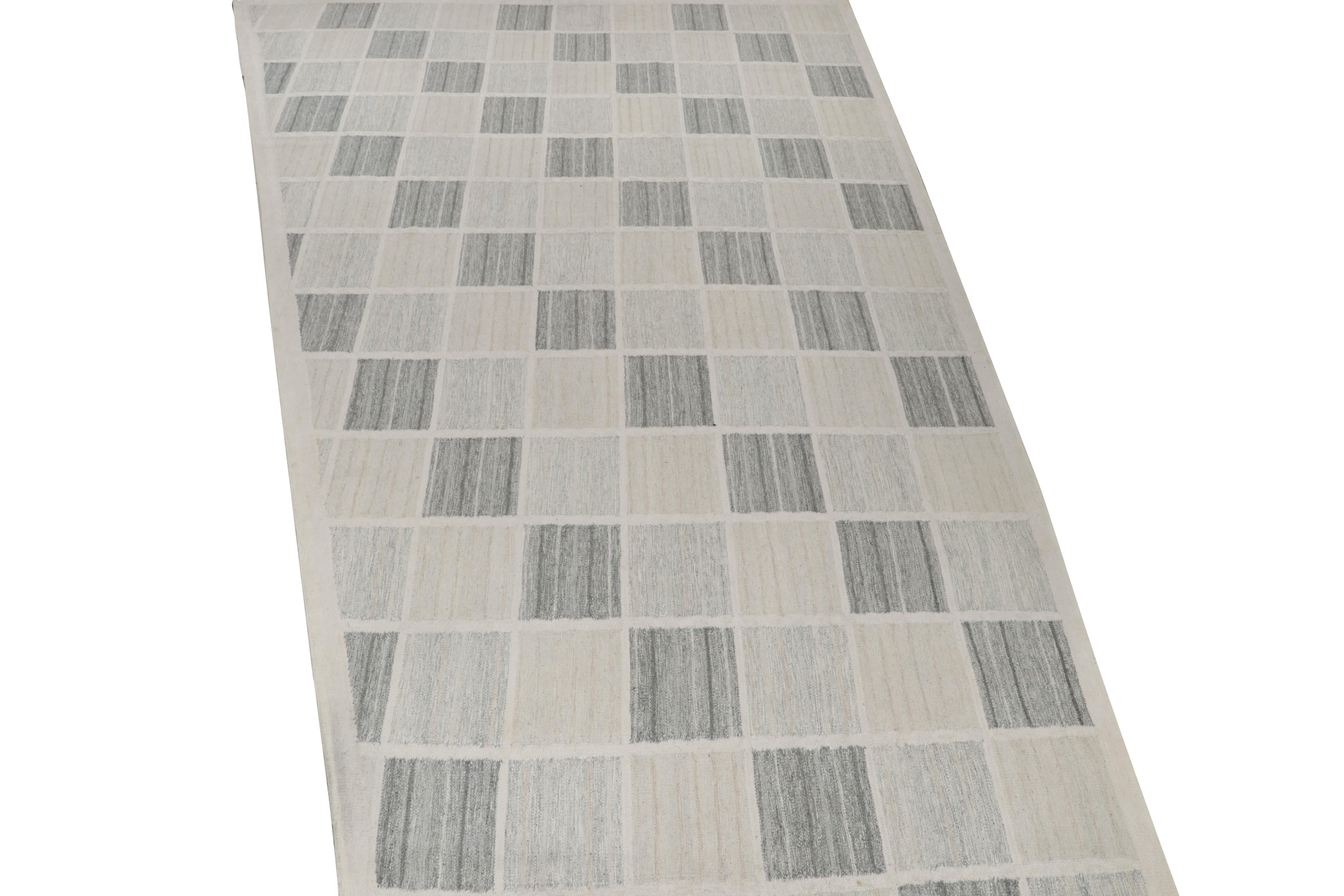 Moderno Rug & Kilim è un Kilim trapezoidale in stile scandinavo di colore grigio con motivo geometrico in vendita