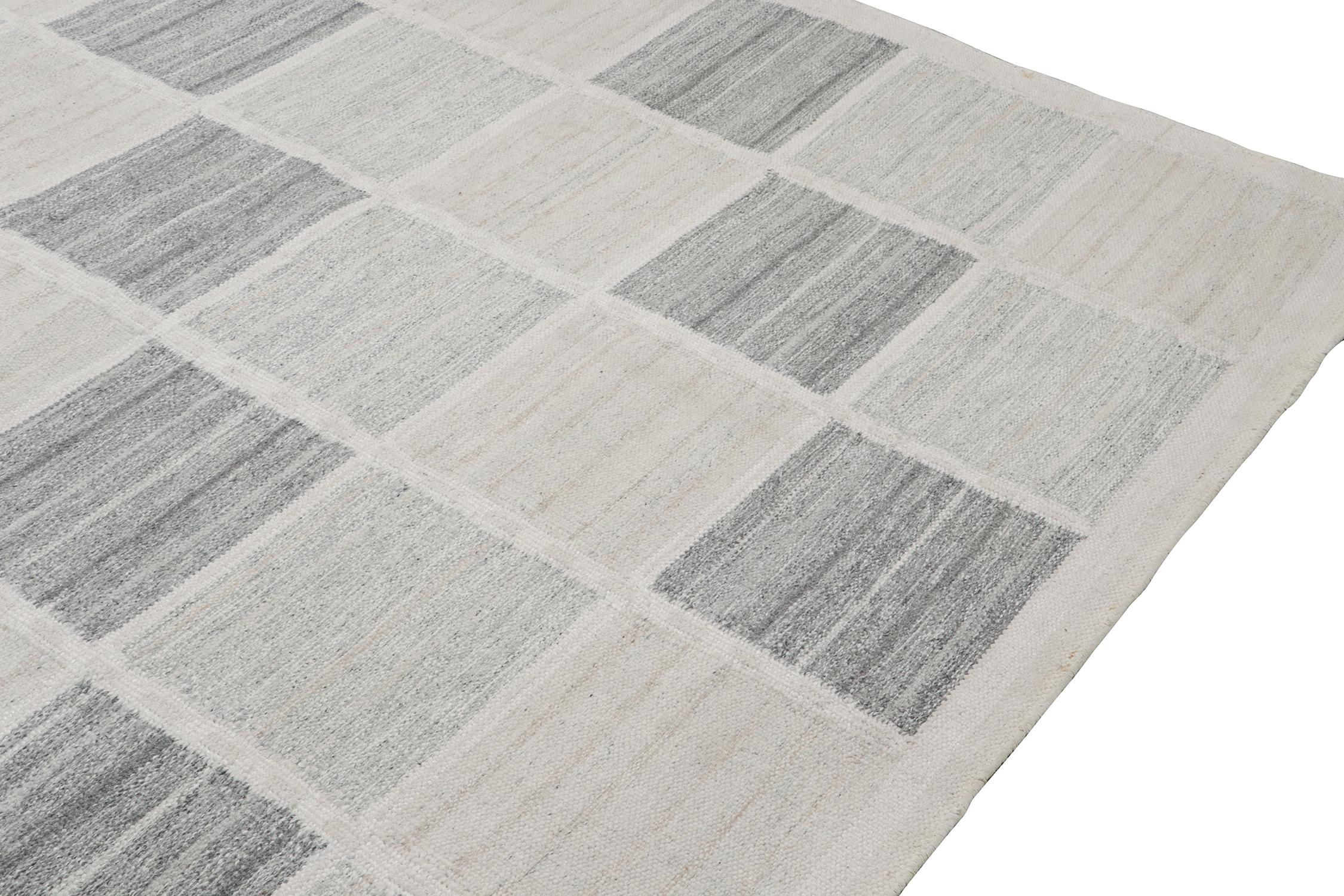 Annodato a mano Rug & Kilim è un Kilim trapezoidale in stile scandinavo di colore grigio con motivo geometrico in vendita