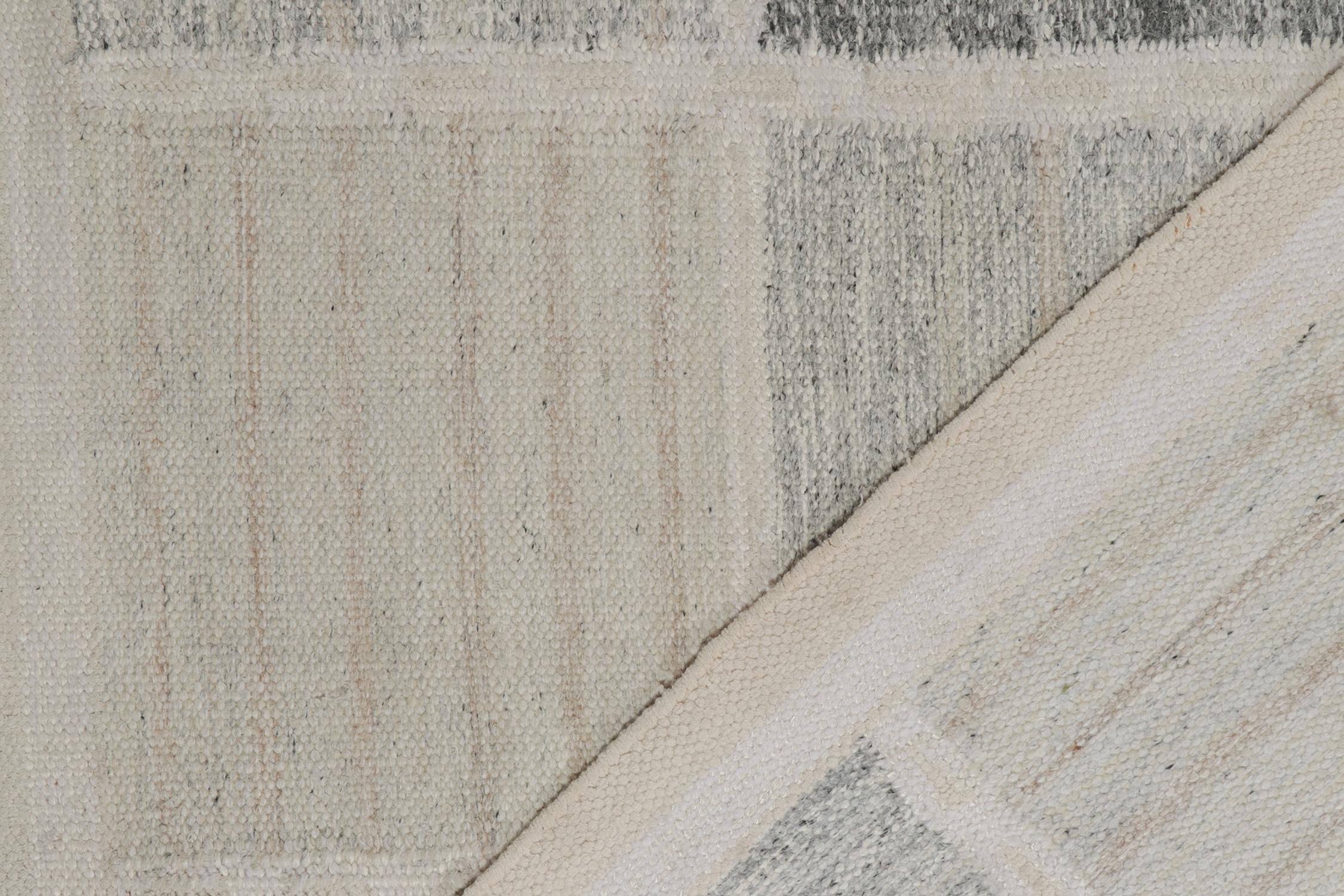 XXI secolo e contemporaneo Rug & Kilim è un Kilim trapezoidale in stile scandinavo di colore grigio con motivo geometrico in vendita