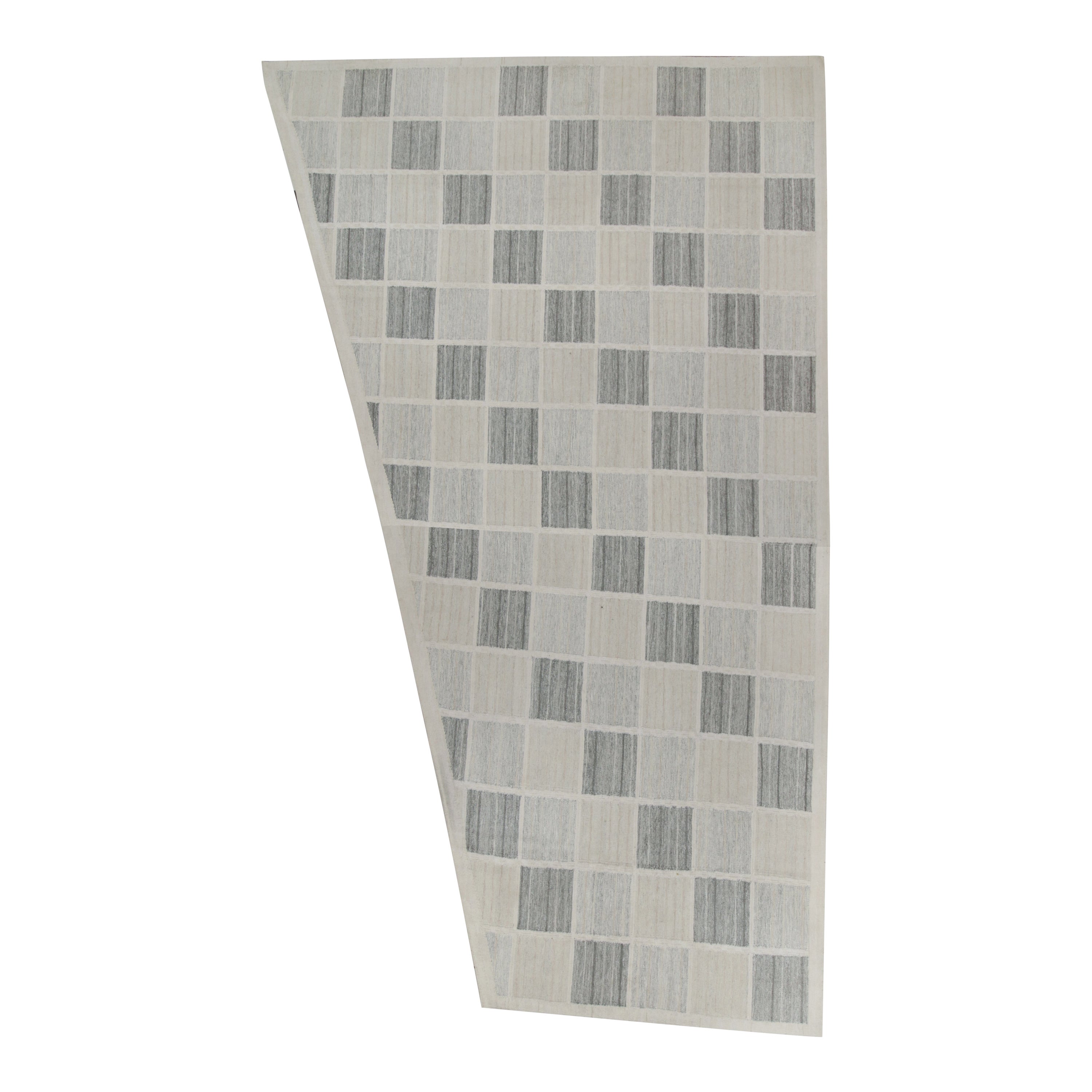Rug & Kilim è un Kilim trapezoidale in stile scandinavo di colore grigio con motivo geometrico