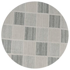 Rug & Kilim's Scandinavian Style Trapezoid Kilim in Gray with Geometric Pattern (Kilim trapézoïdal de style scandinave à motif géométrique)