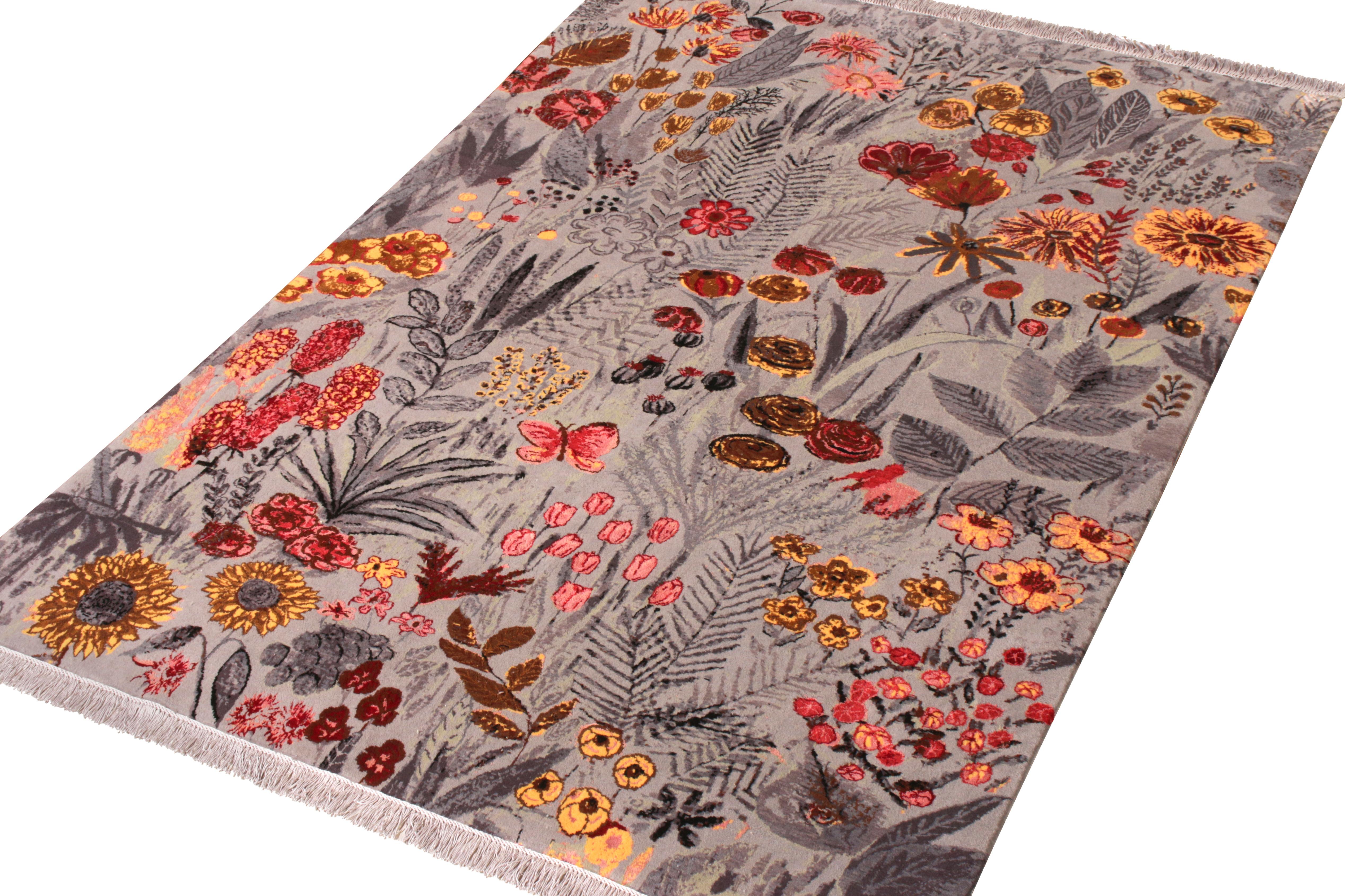 Rug & Kilim ist stolz auf die Collaboration mit einer der besten Werkstätten im Iran für seine hervorragenden zukünftigen Projekte. Inspiriert von den Seirafian-Stücken der 1950er- und 1960er-Jahre zeigt dieser Teppich (5x8) ein florales Muster in